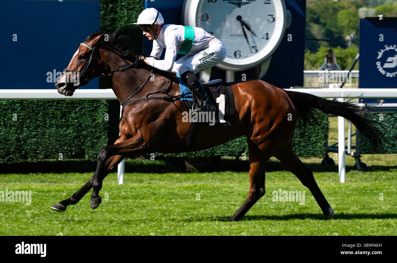 Ascot, Großbritannien, Samstag, 10. Mai 2025; Morrophore und Jockey Luke Catton gewinnen die Handicap-Stakes der Mariner Systems Fillies für die Trainer John & Thady Gosden und den Besitzer George Strawbridge. Credit JTW equine Images / Alamy Live News. Stockfoto