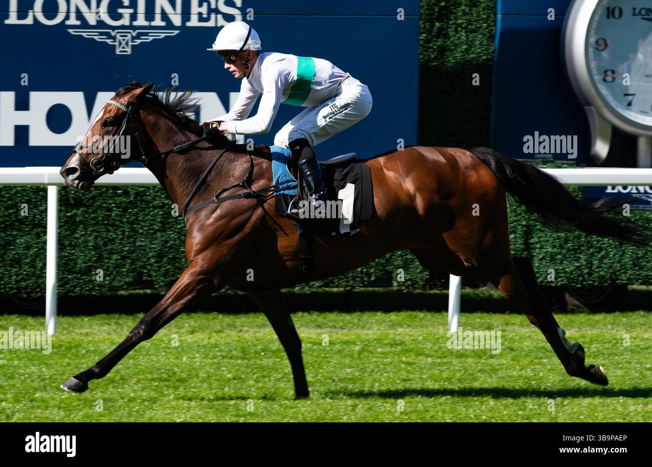 Ascot, Großbritannien, Samstag, 10. Mai 2025; Morrophore und Jockey Luke Catton gewinnen die Handicap-Stakes der Mariner Systems Fillies für die Trainer John & Thady Gosden und den Besitzer George Strawbridge. Credit JTW equine Images / Alamy Live News. Stockfoto