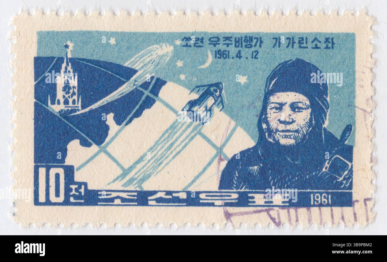 NORDKOREA, DVRK - 11. Juli 1961: 10 chon tiefblaue und blassblaue Briefmarke mit einem Porträt von Juri Gagarin und Wostok I. erster bemannter Raumflug, 12. April Stockfoto