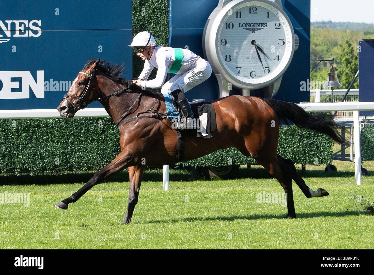 Ascot, Berkshire, Großbritannien. Mai 2025. Das Pferd MORROPHORE, das von Jockey Luke Catton geritten wurde, gewinnt die Handicap-Stakes der Mariner Systems Fillies in der Klasse 4 beim Peroni Nastro Azzurro 0,0% Victoria Cup Raceday auf der Ascot Racecourse in Ascot, Berkshire. Besitzer George Strawbridge, Trainer John & Thady Gosden, Newmarket, Züchter George Strawbridge. Quelle: Maureen McLean/Alamy Live News Stockfoto