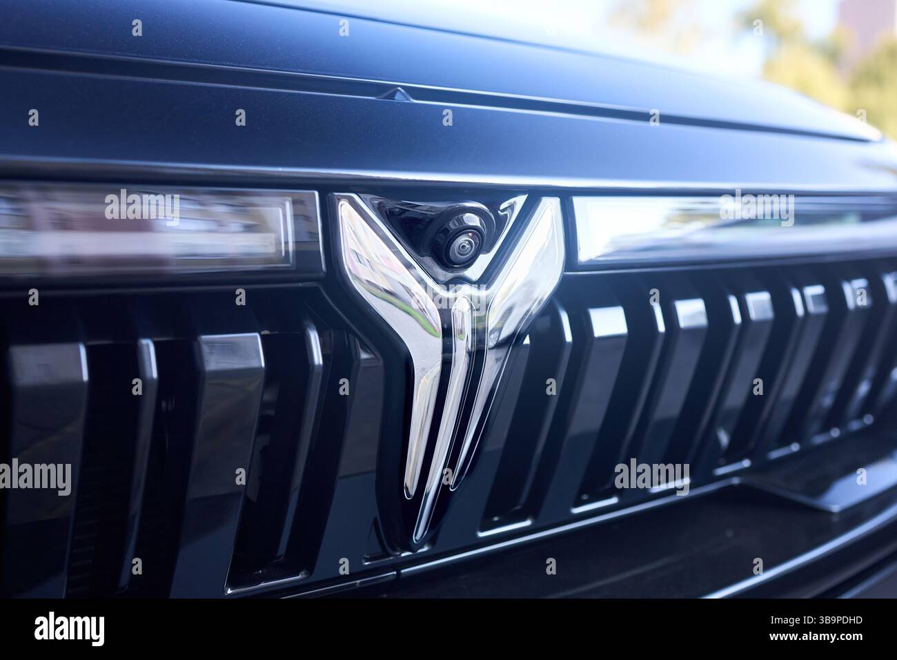 Minsk, Weißrussland - 18. September 2024: Kamera auf Grillbumper der Voyah SUV-Rekorde. Externe Kamera für die Überwachung um die Ansicht herum, intelligentes Sensorsystem, Par Stockfoto