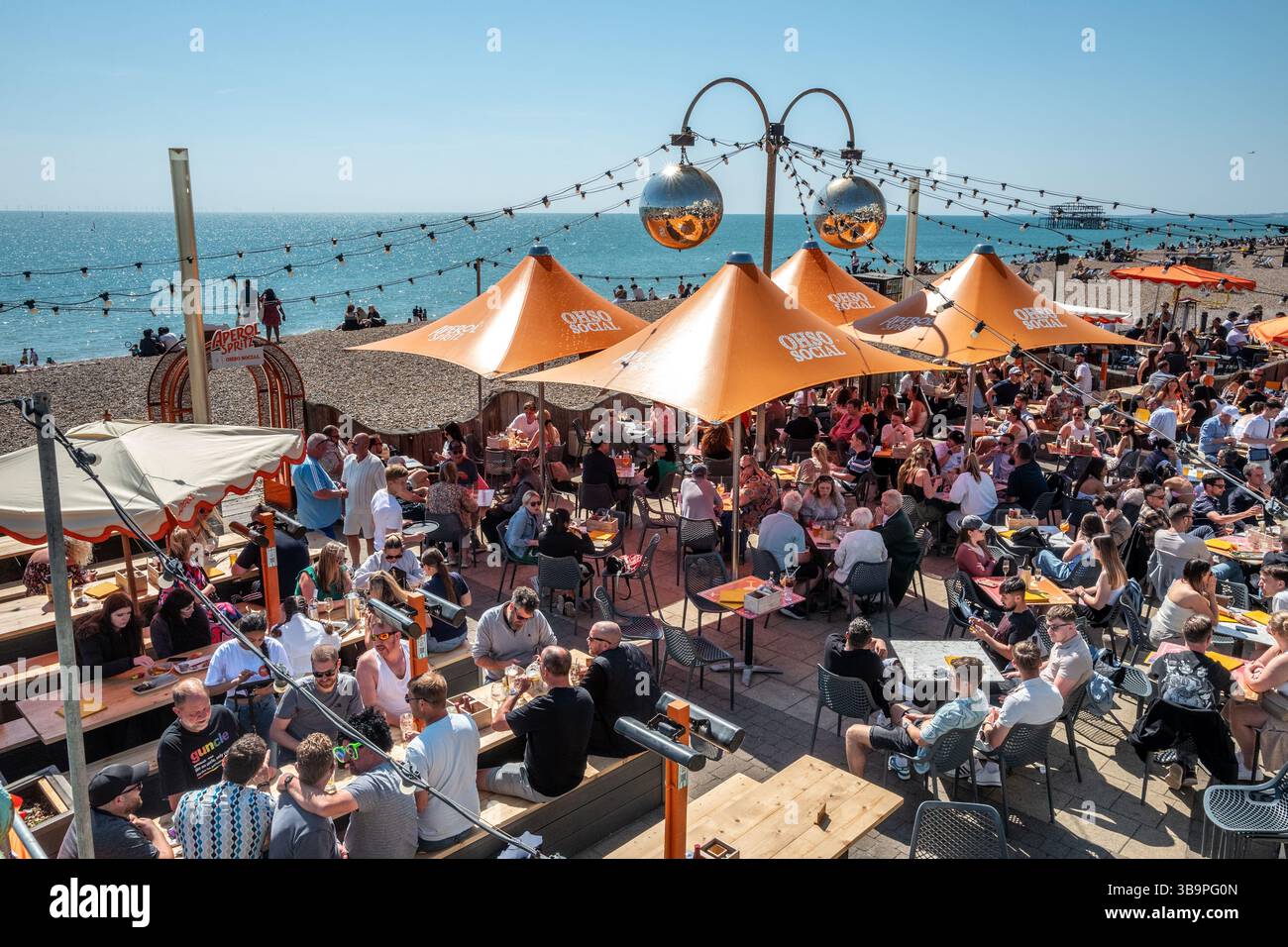 Brighton, 10. Mai 2025: Überfüllte Strandbar Stockfoto