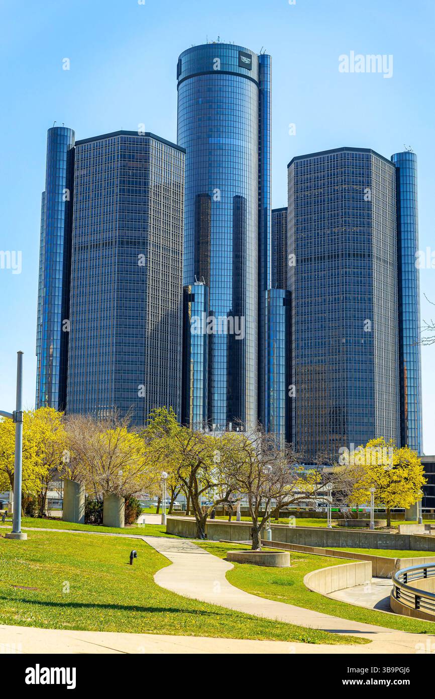 Detroit, MI, USA - 22.04.2025: Foto vom General Motors Renaissance Center in der Innenstadt von Detroit, Michigan. Stockfoto