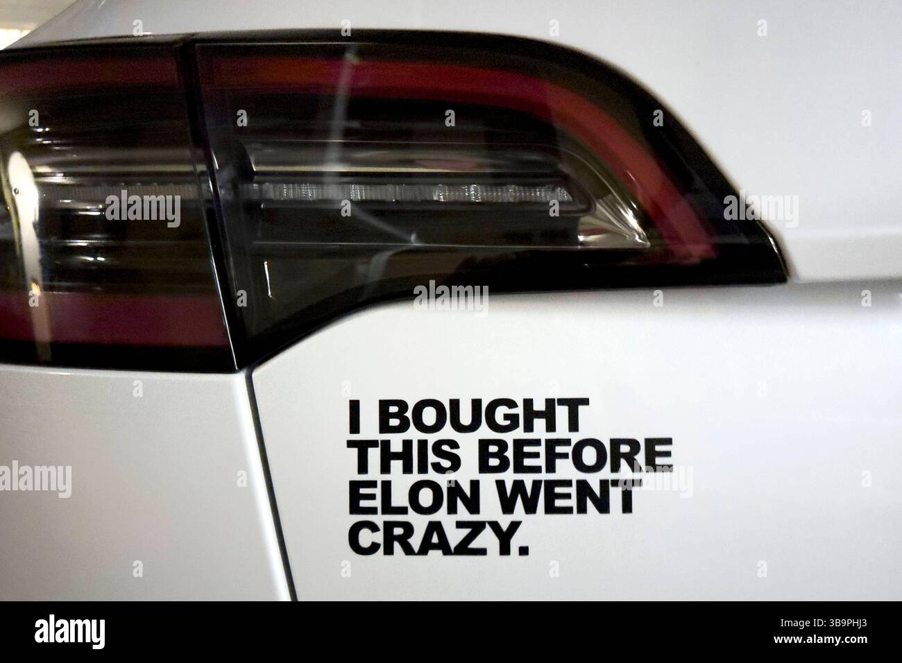 Tesla - Ich habe das gekauft, bevor Elon verrückt wurde DEU, Deutschland, Deutschland, Berlin, 12.03.2025 Aufkleber Ich habe das gekauft, bevor Elon durchdrehte aus Protest gegen die Politik von Elon Musk auf einem Auto Model Y von Tesla in Berlin Deutschland. Tesla-Besitzer kleben Reue-Aufkleber ueber die Verbindung zwischen der Marke Tesla und ihrem umstrittenen CEO sowie seiner Verbindung zu Trump auf ihr Auto. Die kritischee Haltung gegen den Chef der Automarke von Tesla hat zu einer großen Nachfrage der Anti-Elon-Musk-Sticker gefuehrt. de: Das habe ich vor E gekauft Stockfoto