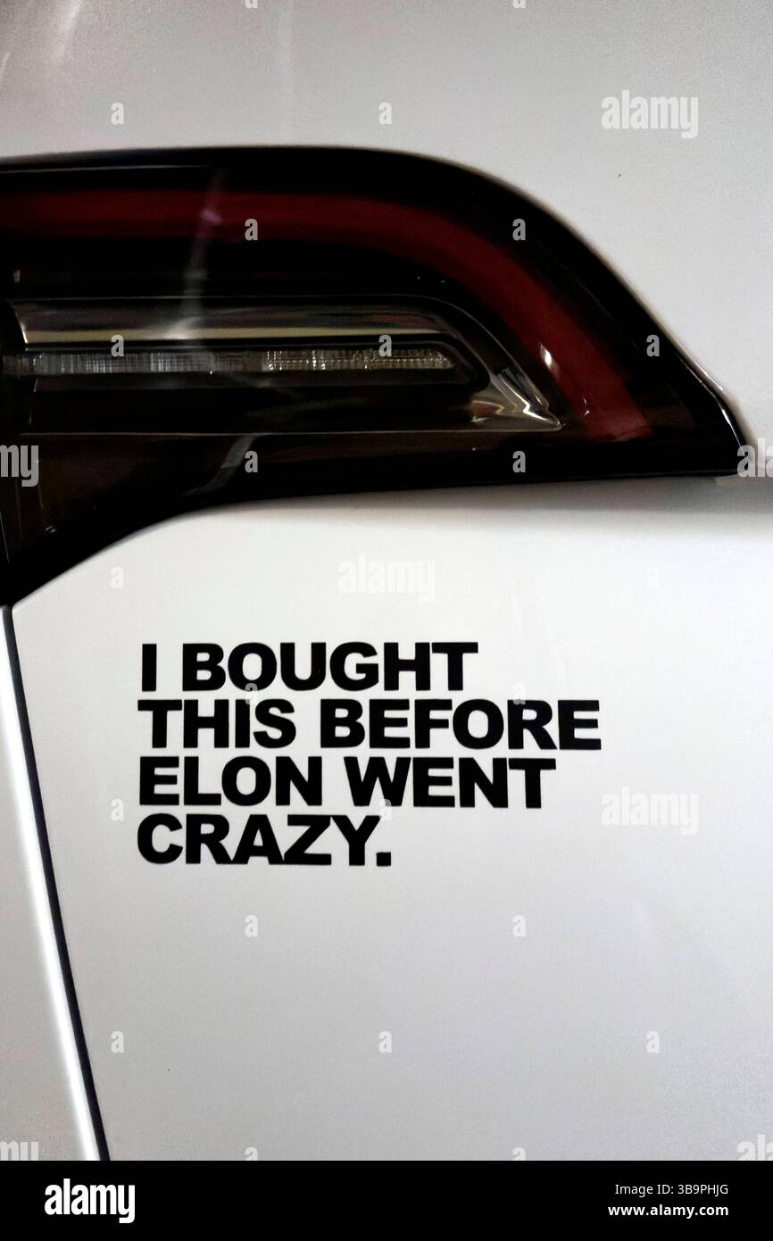 Tesla - Ich habe das gekauft, bevor Elon verrückt wurde DEU, Deutschland, Deutschland, Berlin, 12.03.2025 Aufkleber Ich habe das gekauft, bevor Elon durchdrehte aus Protest gegen die Politik von Elon Musk auf einem Auto Model Y von Tesla in Berlin Deutschland. Tesla-Besitzer kleben Reue-Aufkleber ueber die Verbindung zwischen der Marke Tesla und ihrem umstrittenen CEO sowie seiner Verbindung zu Trump auf ihr Auto. Die kritischee Haltung gegen den Chef der Automarke von Tesla hat zu einer großen Nachfrage der Anti-Elon-Musk-Sticker gefuehrt. de: Das habe ich vor E gekauft Stockfoto