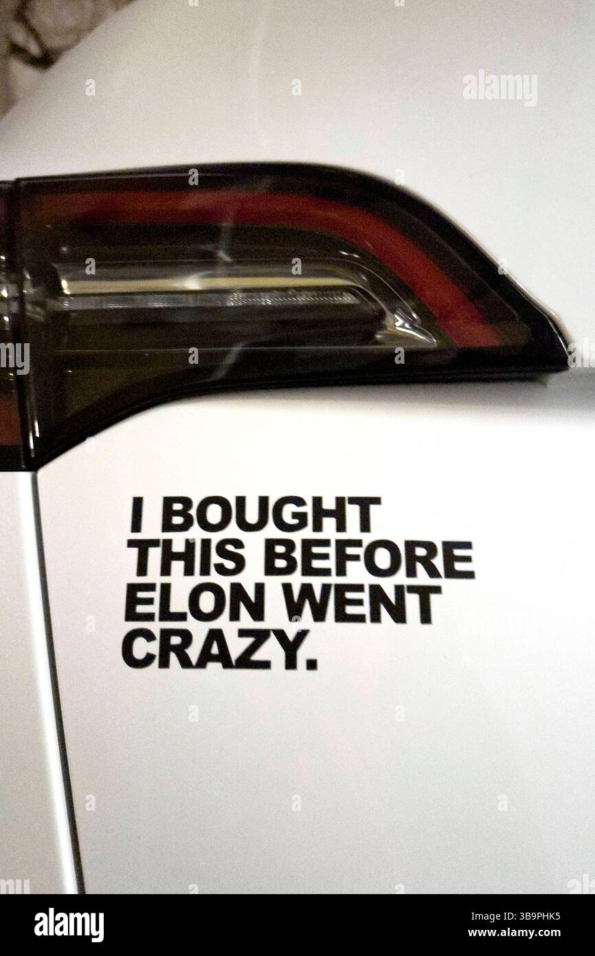 Tesla - Ich habe das gekauft, bevor Elon verrückt wurde DEU, Deutschland, Deutschland, Berlin, 12.03.2025 Aufkleber Ich habe das gekauft, bevor Elon durchdrehte aus Protest gegen die Politik von Elon Musk auf einem Auto Model Y von Tesla in Berlin Deutschland. Tesla-Besitzer kleben Reue-Aufkleber ueber die Verbindung zwischen der Marke Tesla und ihrem umstrittenen CEO sowie seiner Verbindung zu Trump auf ihr Auto. Die kritischee Haltung gegen den Chef der Automarke von Tesla hat zu einer großen Nachfrage der Anti-Elon-Musk-Sticker gefuehrt. de: Das habe ich vor E gekauft Stockfoto
