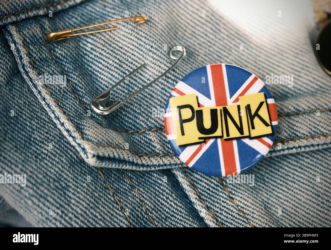 Vintage Punk Pin Badge Union Jack Flaggenstil Farben, die New Wave Musik 1970er Jahre rot weiß und blau, aufgenommen in Großbritannien 2025 Stockfoto