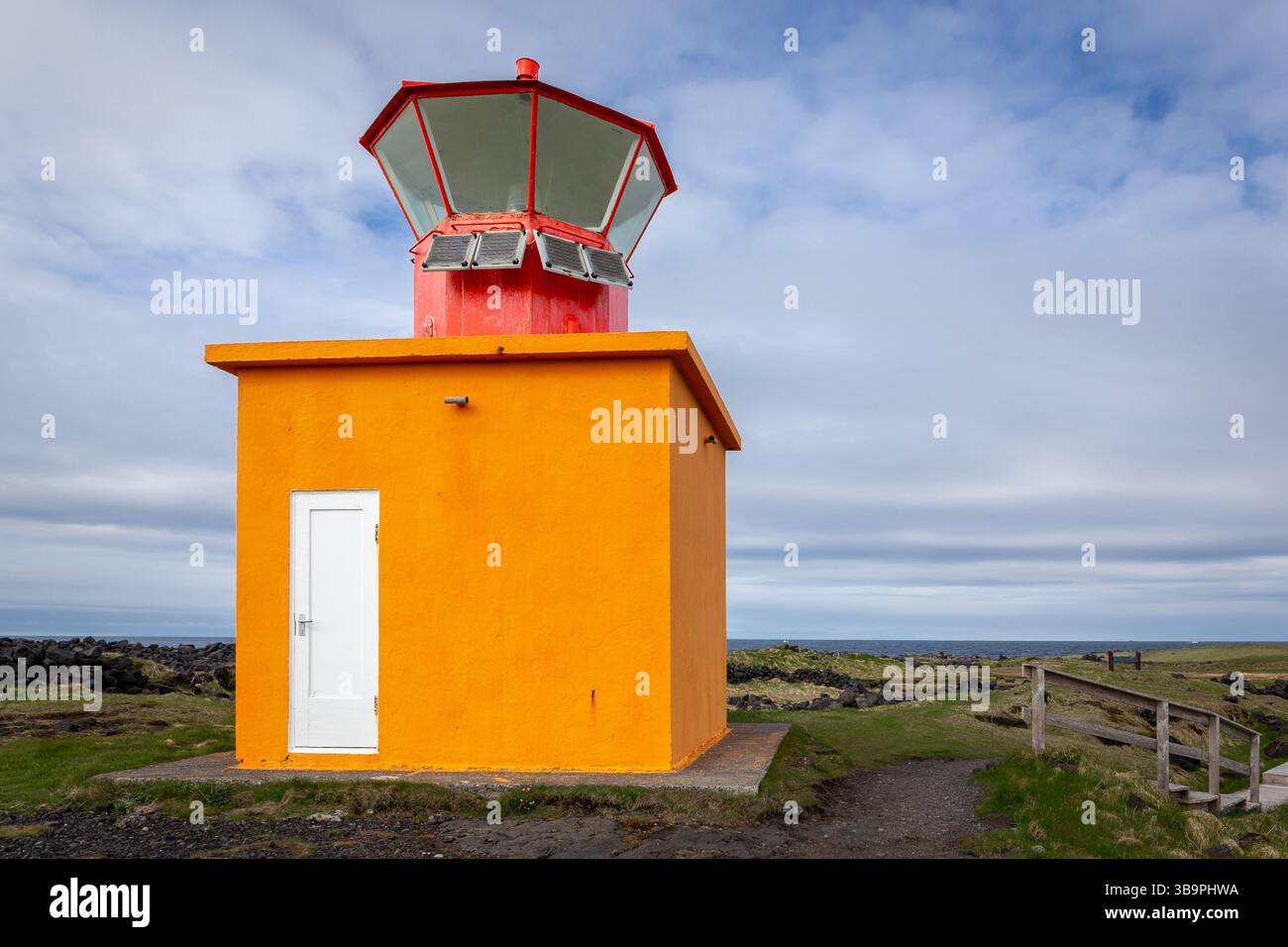 Ondverdarnes Lighthouse (Ondverdarnesviti), leuchtend orangefarbener Leuchtturm am Ondverdarnes cape, Halbinsel Snaefellsnes, Island. Stockfoto