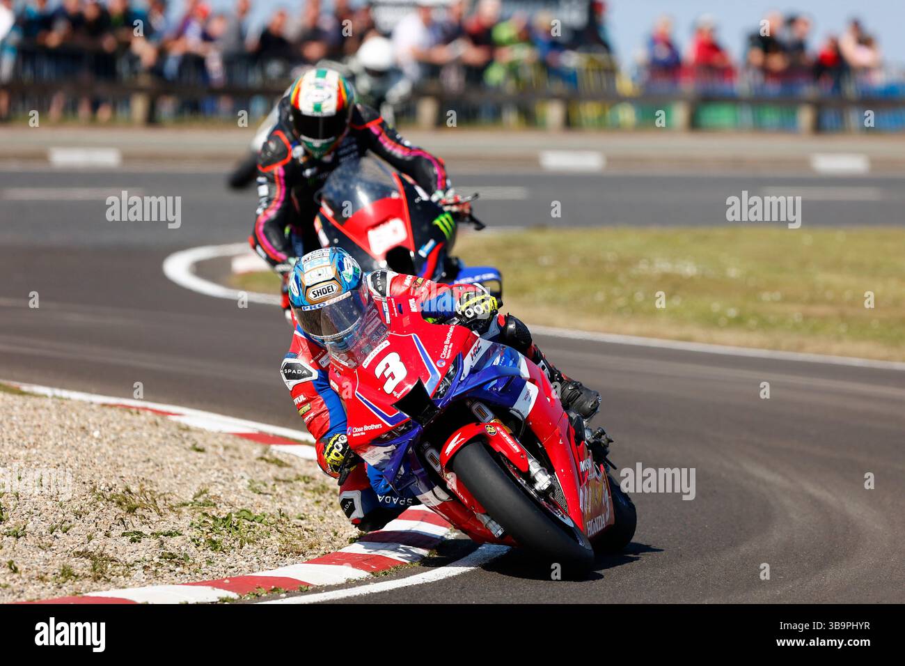 Portrush, Antrim, Nordirland. 10. Mai 2025; Briggs EquipmentNorth West 200 Motorcycle Race, Portrush, Antrim, Nordirland; North West 200 Race Day; Dean Harrison (Honda Racing UK) belegt den zweiten Platz im Superstock Race Credit: Action Plus Sports Images/Alamy Live News Stockfoto