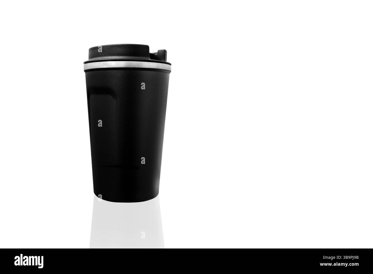 Schwarzer Thermobecher für Tee oder Kaffee auf weißem Hintergrund. Thermoskanne mit Heißgetränk Stockfoto