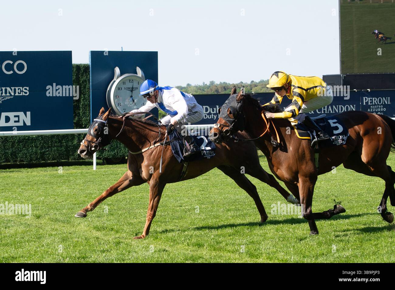 Ascot, Berkshire, Großbritannien. Mai 2025. Das Pferd NORTHCLIFF, geritten von Jockey Luke Catton, gewinnt den Peroni Nastro Azzurro 0,0% Blue Ribbon Handicap Stakes, Class 4, Div I GBB beim Peroni Nastro Azzurro 0,0% Victoria Cup Raceday auf der Ascot Racecourse in Ascot, Berkshire. Besitzerin Frau Danika Faulkner, Trainer Thomas Faulkner, Devauden, Züchter GCE Farm Ltd, Sponsor Valley Water Services Ltd Quelle: Maureen McLean/Alamy Live News Stockfoto