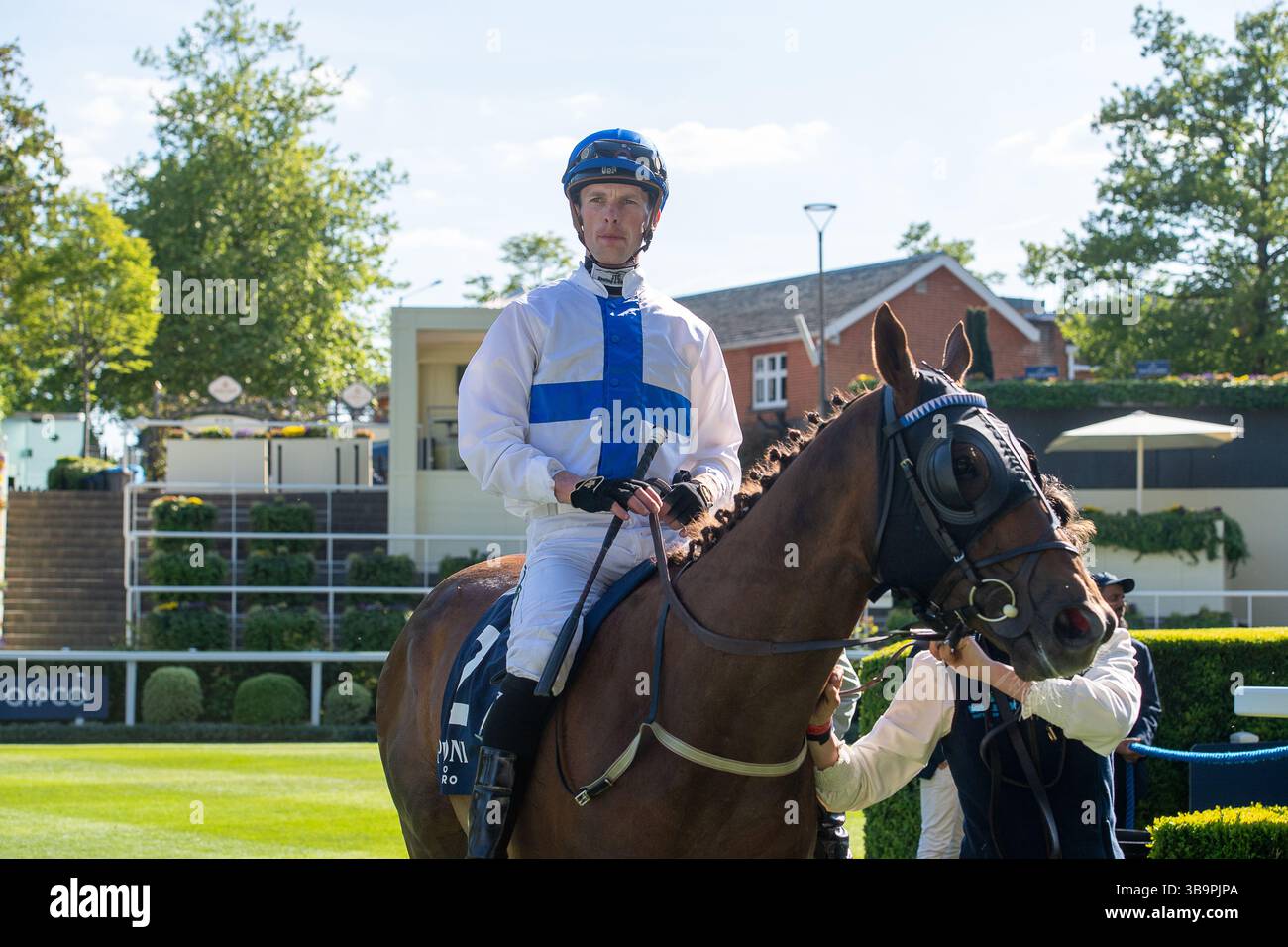 Ascot, Berkshire, Großbritannien. Mai 2025. Das Pferd NORTHCLIFF, geritten von Jockey Luke Catton, gewinnt den Peroni Nastro Azzurro 0,0% Blue Ribbon Handicap Stakes, Class 4, Div I GBB beim Peroni Nastro Azzurro 0,0% Victoria Cup Raceday auf der Ascot Racecourse in Ascot, Berkshire. Besitzerin Frau Danika Faulkner, Trainer Thomas Faulkner, Devauden, Züchter GCE Farm Ltd, Sponsor Valley Water Services Ltd Quelle: Maureen McLean/Alamy Live News Stockfoto