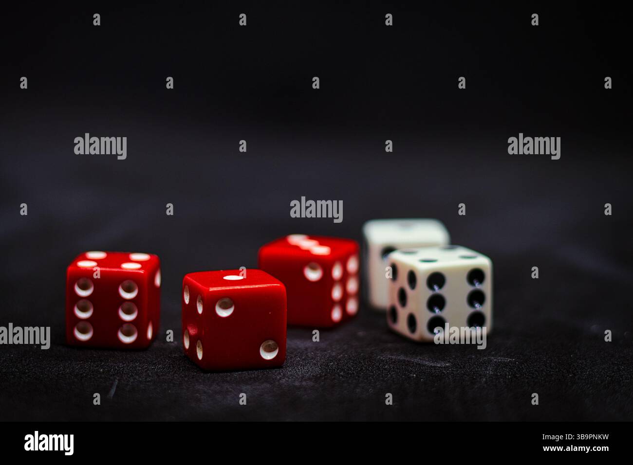 würfel auf schwarzem Hintergrund Stockfoto