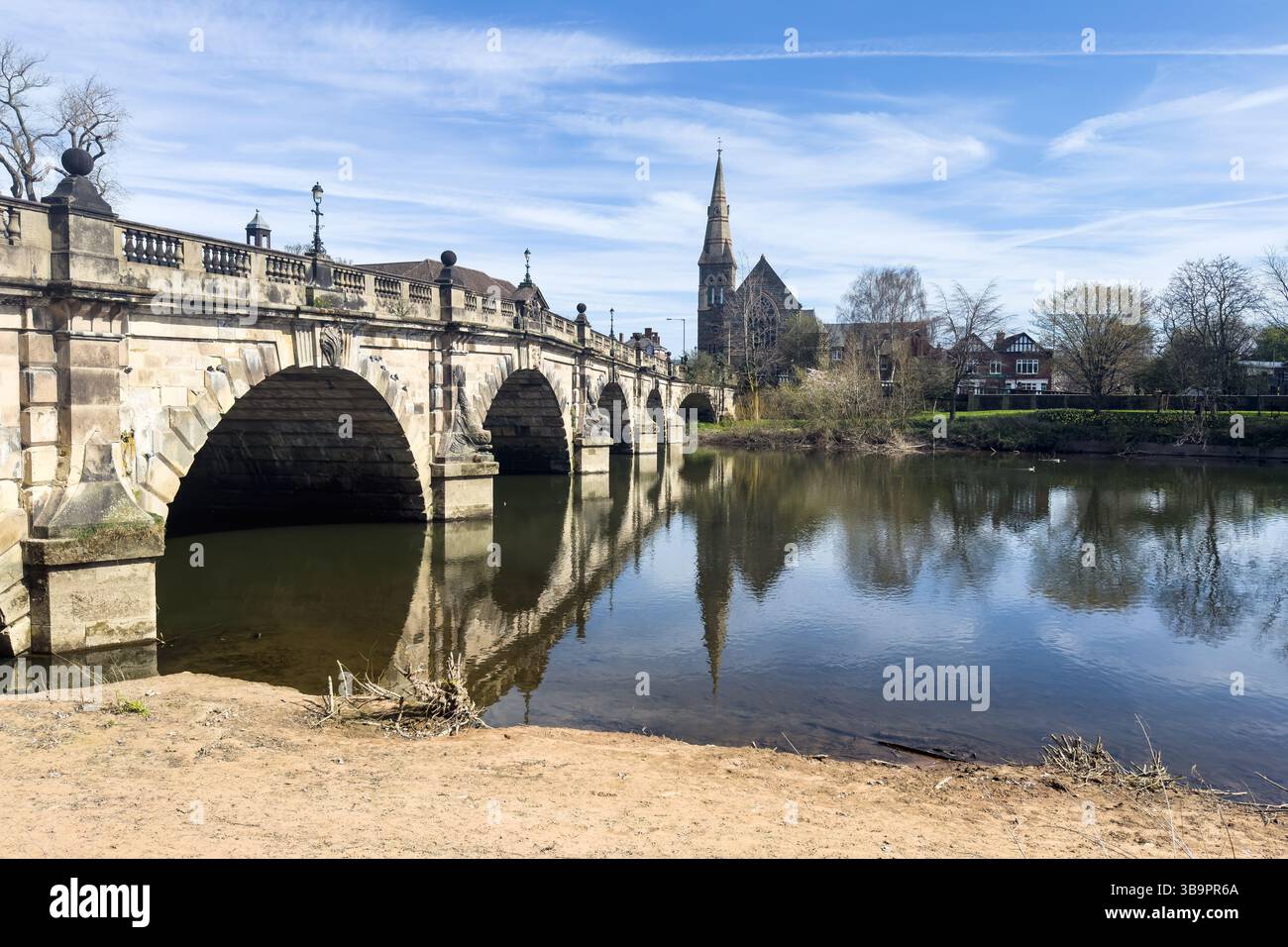 Fluss Severn, der unter der English Bridge fließt, mit freiliegendem Ufer in Shrewsbury Stockfoto