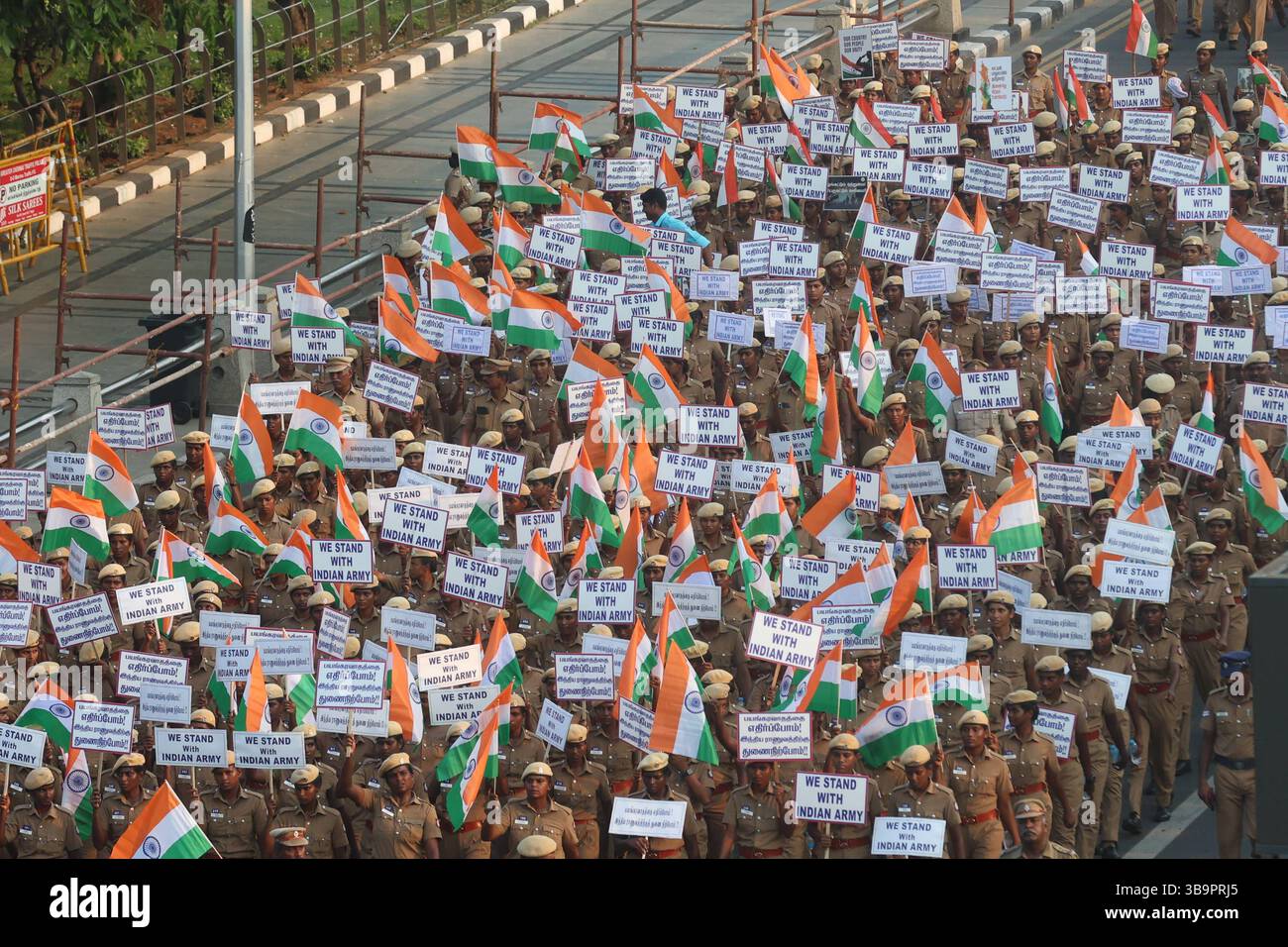 Krieg, Unruhen, Konflikte und Proteste cm MK Stalin veranstaltete zusammen mit Vertretern der Öffentlichkeit und der Regierung eine Solidaritätskundgebung in Kamarajar Salai, die eine indische Flagge trug. Die Demonstration zielte darauf ab, die indische Armee bei laufenden Militäroperationen unerschütterlich zu unterstützen. Der Hed der Polizeieinheit Shankar Jiwal IPS läuft dem Ministerpräsidenten entlang. Chennai Indien Copyright: XSeshadrixSukumarx Stockfoto