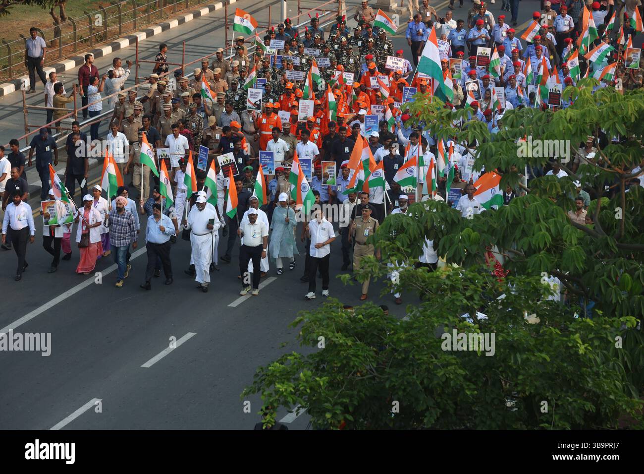 Krieg, Unruhen, Konflikte und Proteste cm MK Stalin veranstaltete zusammen mit Vertretern der Öffentlichkeit und der Regierung eine Solidaritätskundgebung in Kamarajar Salai, die eine indische Flagge trug. Die Demonstration zielte darauf ab, die indische Armee bei laufenden Militäroperationen unerschütterlich zu unterstützen. Der Hed der Polizeieinheit Shankar Jiwal IPS läuft dem Ministerpräsidenten entlang. Chennai Indien Copyright: XSeshadrixSukumarx Stockfoto