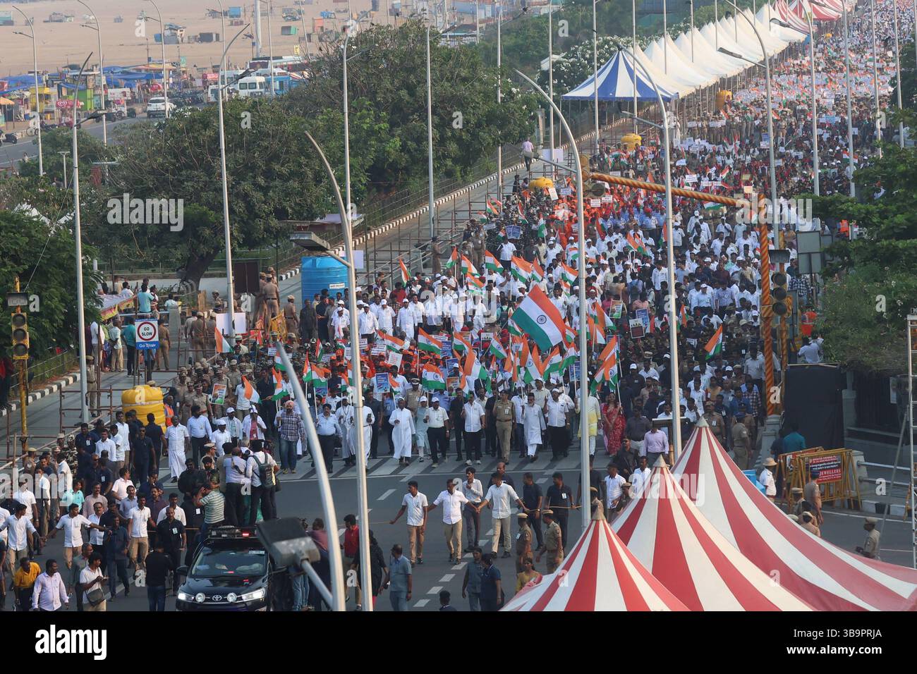 Krieg, Unruhen, Konflikte und Proteste cm MK Stalin veranstaltete zusammen mit Vertretern der Öffentlichkeit und der Regierung eine Solidaritätskundgebung in Kamarajar Salai, die eine indische Flagge trug. Die Demonstration zielte darauf ab, die indische Armee bei laufenden Militäroperationen unerschütterlich zu unterstützen. Der Hed der Polizeieinheit Shankar Jiwal IPS läuft dem Ministerpräsidenten entlang. Chennai Indien Copyright: XSeshadrixSukumarx Stockfoto