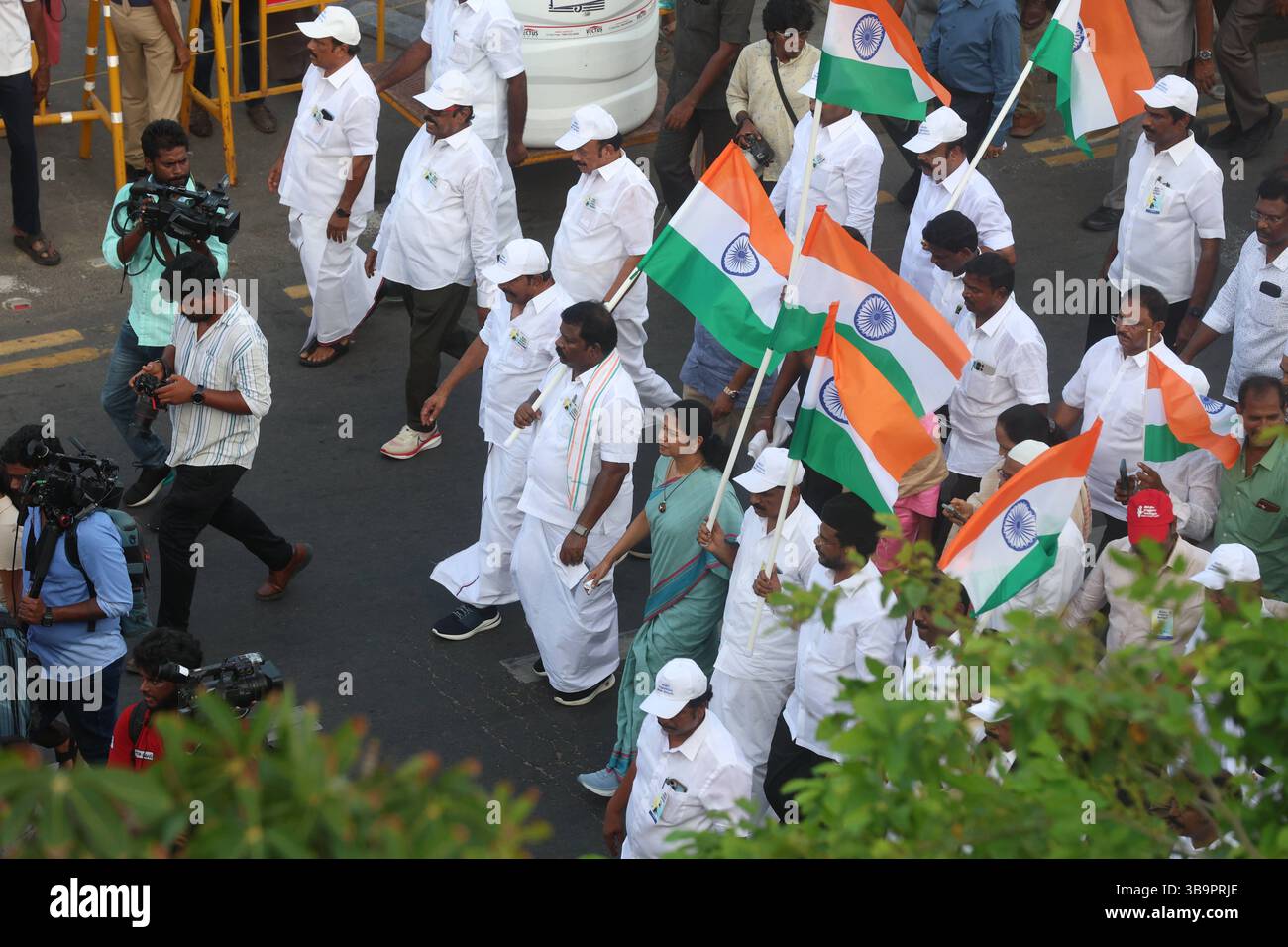Krieg, Unruhen, Konflikte und Proteste cm MK Stalin veranstaltete zusammen mit Vertretern der Öffentlichkeit und der Regierung eine Solidaritätskundgebung in Kamarajar Salai, die eine indische Flagge trug. Die Demonstration zielte darauf ab, die indische Armee bei laufenden Militäroperationen unerschütterlich zu unterstützen. Der Hed der Polizeieinheit Shankar Jiwal IPS läuft dem Ministerpräsidenten entlang. Chennai Indien Copyright: XSeshadrixSukumarx Stockfoto