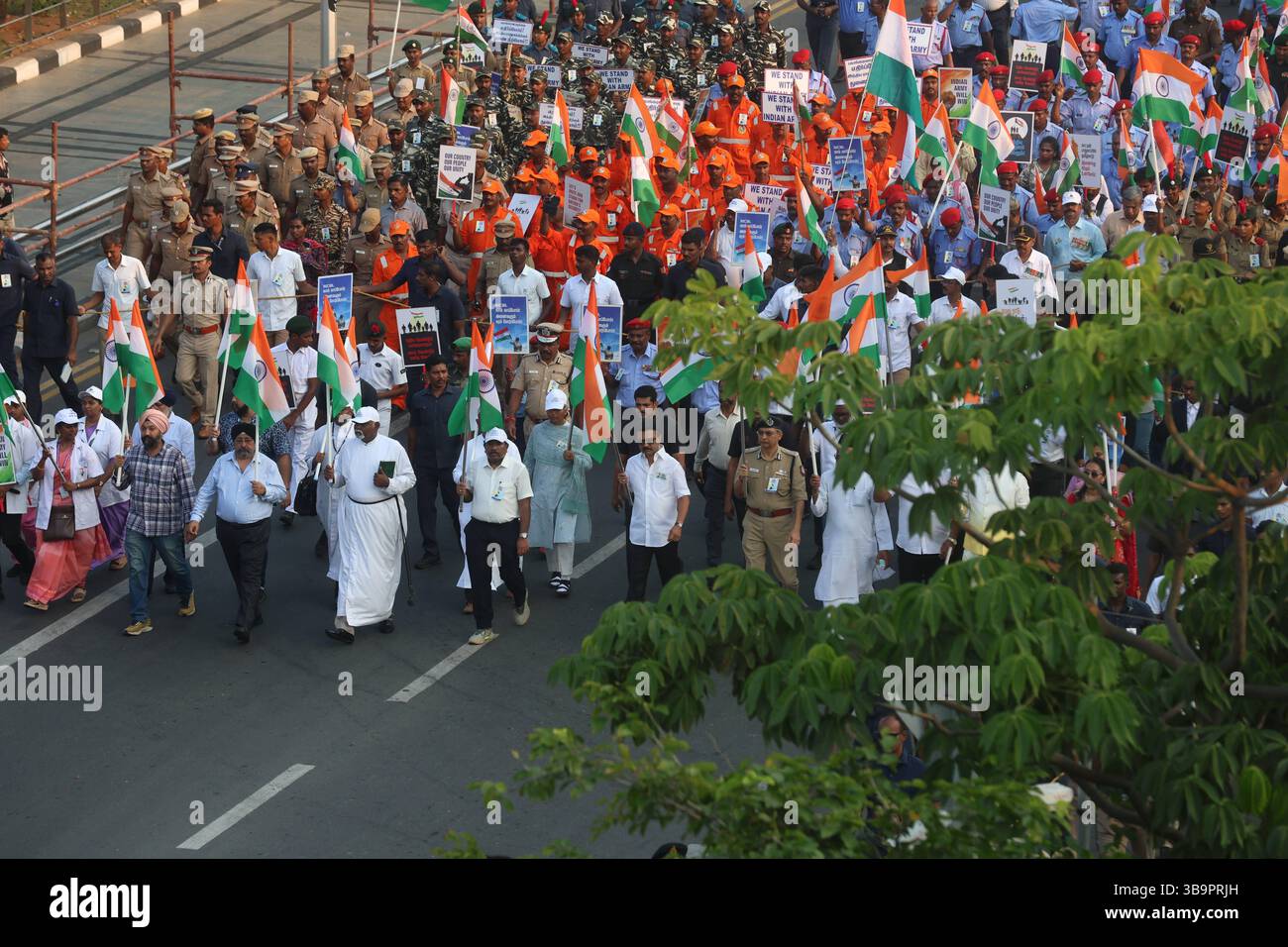 Krieg, Unruhen, Konflikte und Proteste cm MK Stalin veranstaltete zusammen mit Vertretern der Öffentlichkeit und der Regierung eine Solidaritätskundgebung in Kamarajar Salai, die eine indische Flagge trug. Die Demonstration zielte darauf ab, die indische Armee bei laufenden Militäroperationen unerschütterlich zu unterstützen. Der Hed der Polizeieinheit Shankar Jiwal IPS läuft dem Ministerpräsidenten entlang. Chennai Indien Copyright: XSeshadrixSukumarx Stockfoto