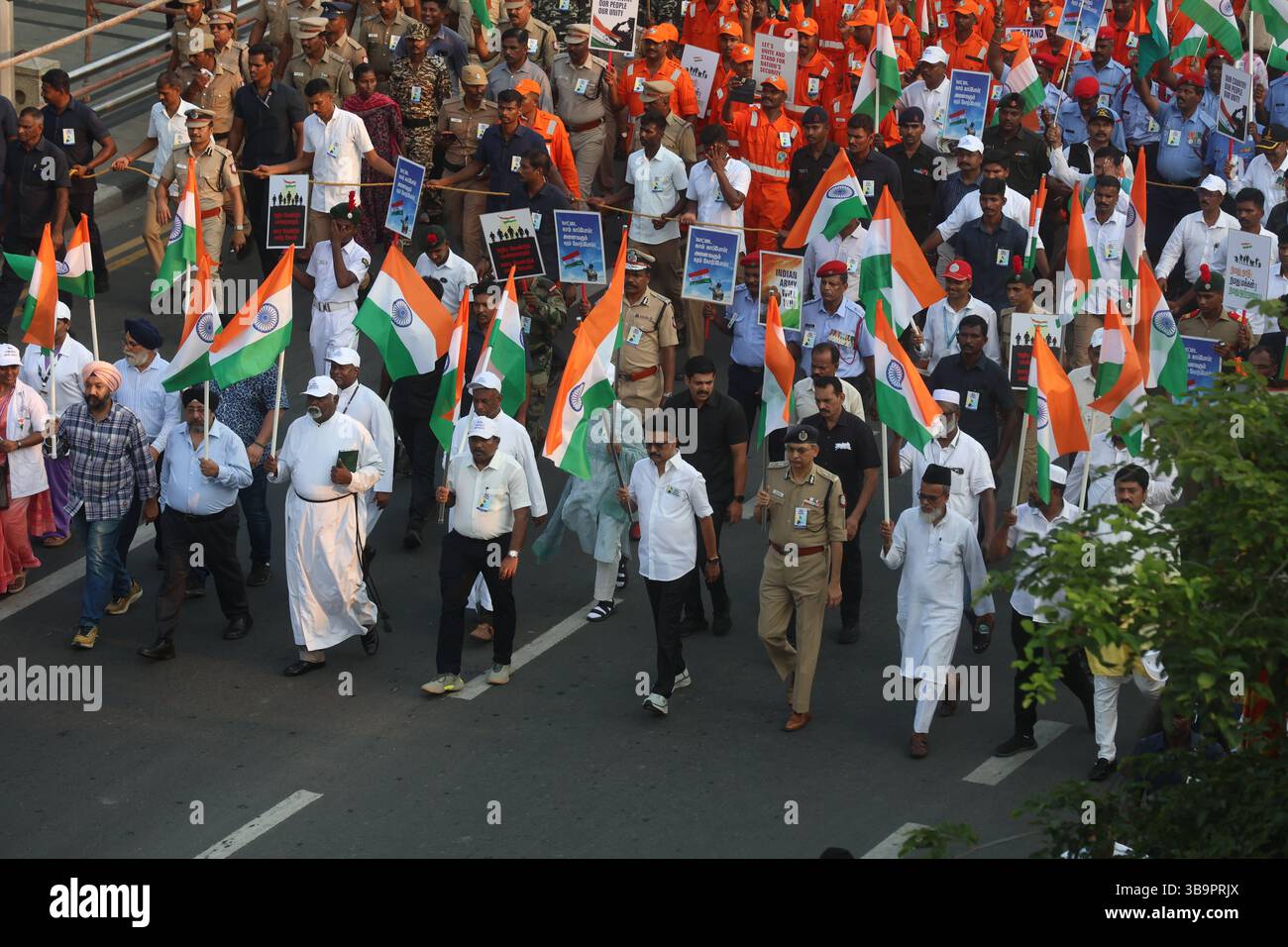 Krieg, Unruhen, Konflikte und Proteste cm MK Stalin veranstaltete zusammen mit Vertretern der Öffentlichkeit und der Regierung eine Solidaritätskundgebung in Kamarajar Salai, die eine indische Flagge trug. Die Demonstration zielte darauf ab, die indische Armee bei laufenden Militäroperationen unerschütterlich zu unterstützen. Der Hed der Polizeieinheit Shankar Jiwal IPS läuft dem Ministerpräsidenten entlang. Chennai Indien Copyright: XSeshadrixSukumarx Stockfoto