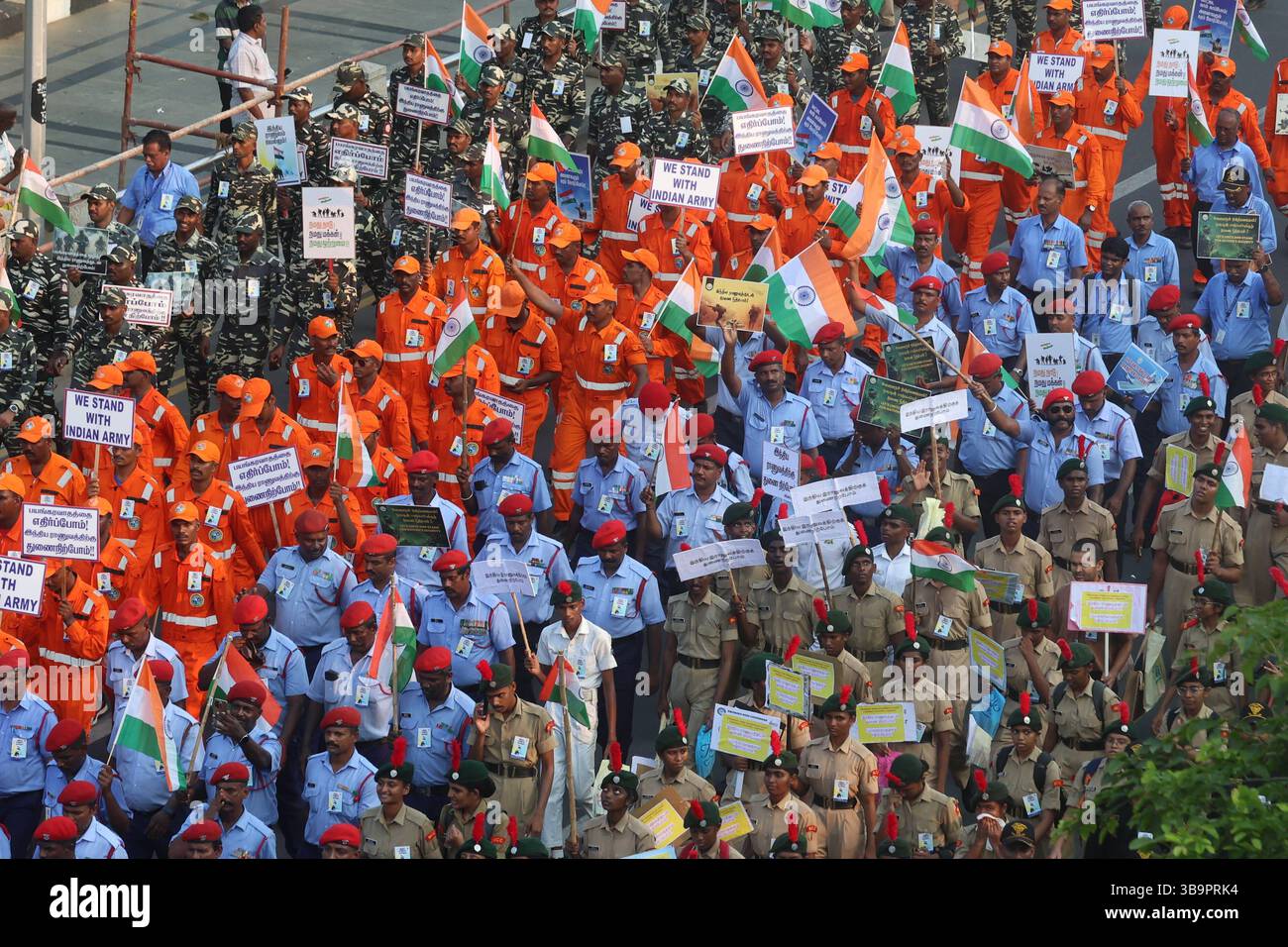 Krieg, Unruhen, Konflikte und Proteste cm MK Stalin veranstaltete zusammen mit Vertretern der Öffentlichkeit und der Regierung eine Solidaritätskundgebung in Kamarajar Salai, die eine indische Flagge trug. Die Demonstration zielte darauf ab, die indische Armee bei laufenden Militäroperationen unerschütterlich zu unterstützen. Der Hed der Polizeieinheit Shankar Jiwal IPS läuft dem Ministerpräsidenten entlang. Chennai Indien Copyright: XSeshadrixSukumarx Stockfoto