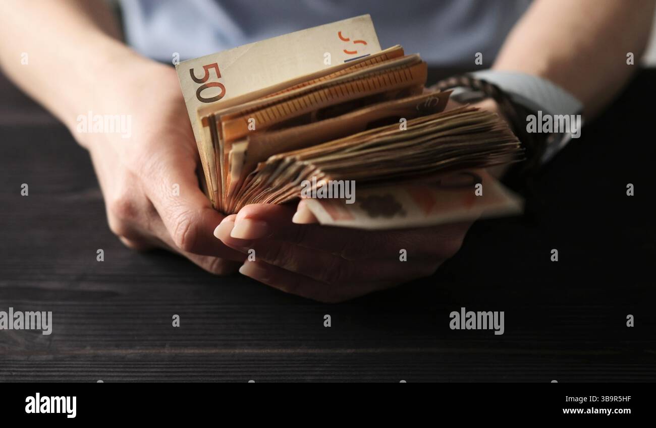 Ein Bündel Euro-Scheine In Weiblichen Händen Stockfoto