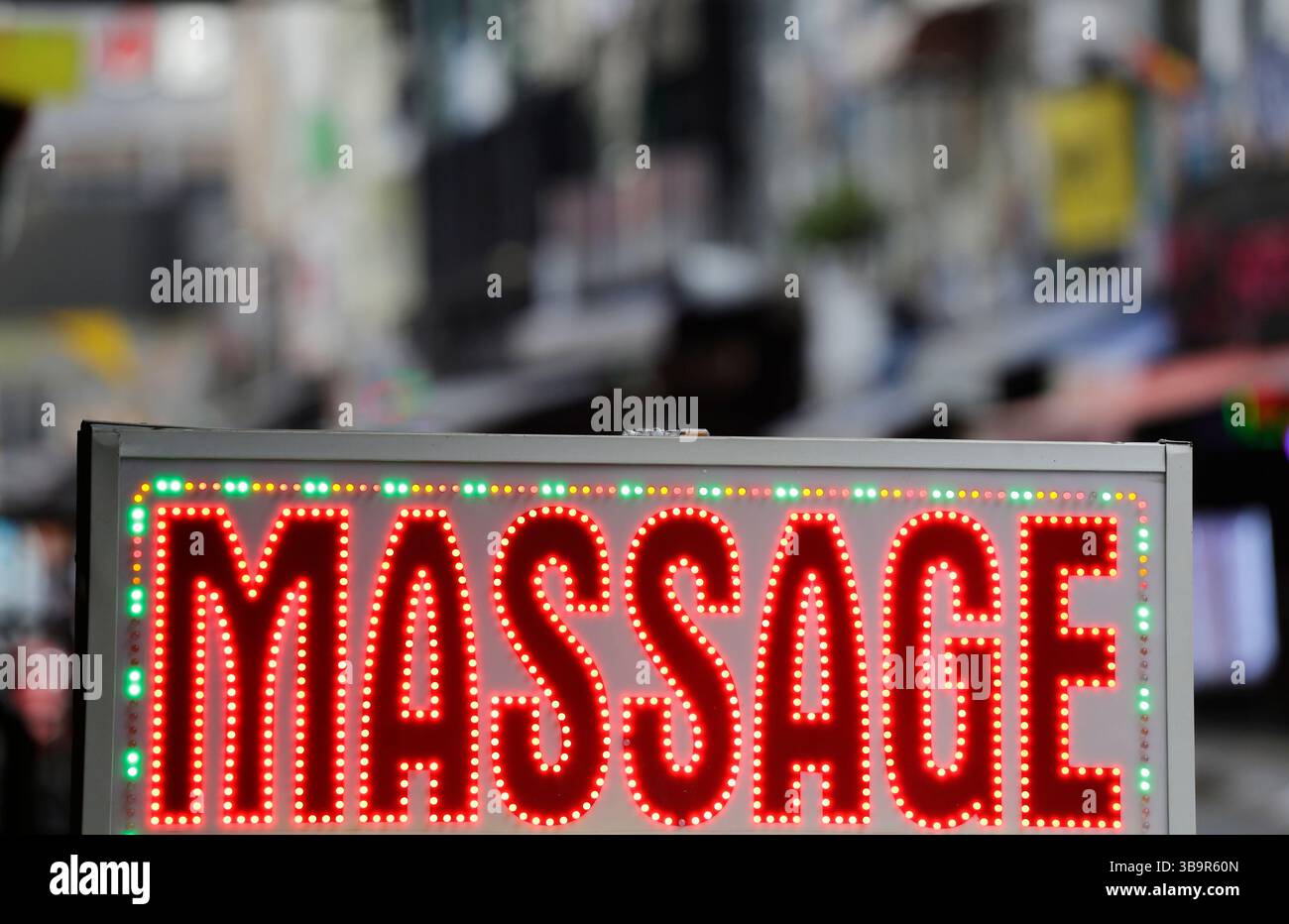 In der touristischen Bui Vien Straße in Ho Chi Minh City, Saigon District 1, Vietnam, ist ein Schild für Massagesalons zu sehen. Stockfoto