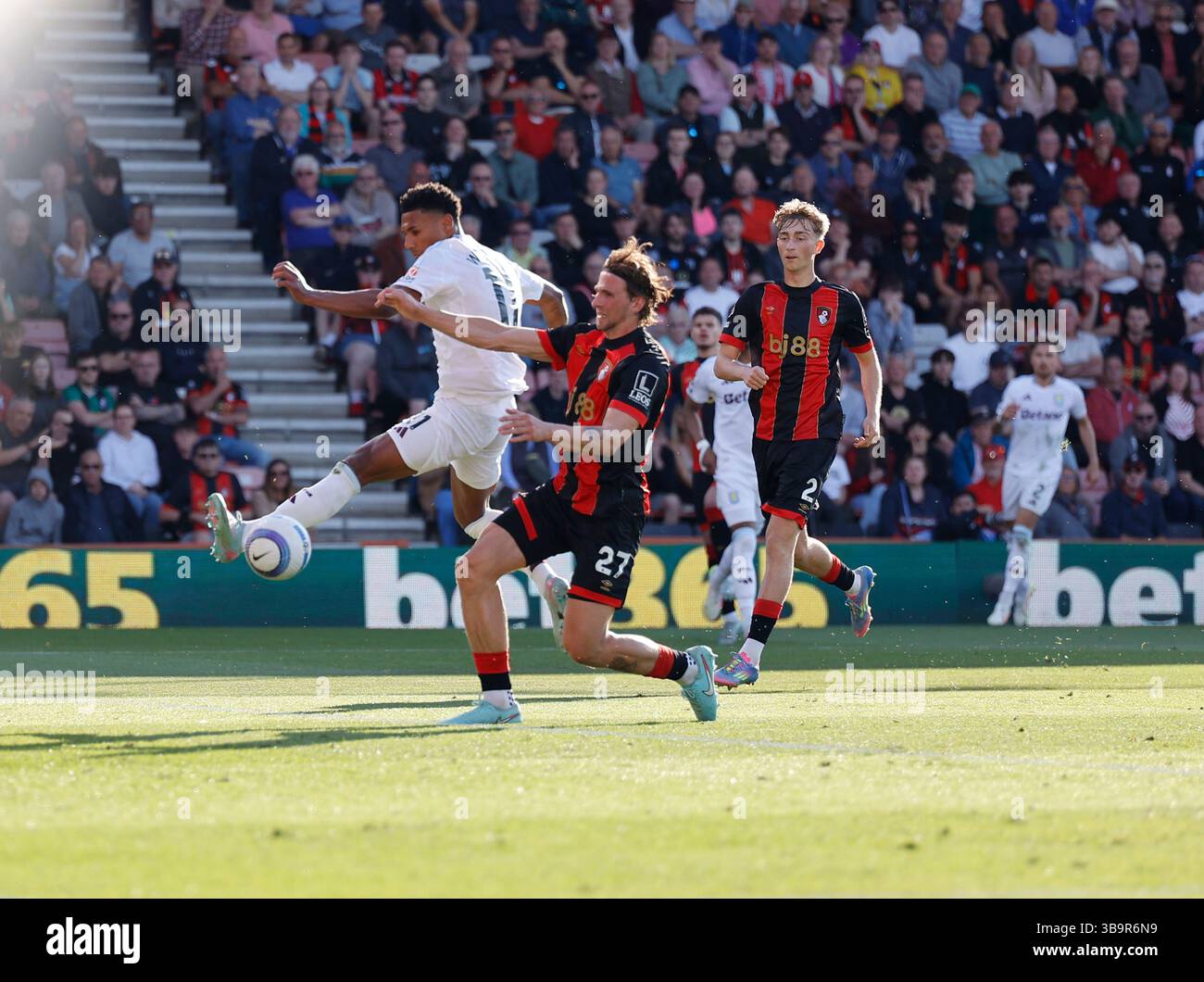 Vitality Stadium, Boscombe, Dorset, Großbritannien. Mai 2025. Premier League Football, AFC Bournemouth gegen Aston Villa; Watkins of Aston Villa schießt in der 6. Minute 45 ins Tor und erzielt 1-0 Punkte. Credit: Action Plus Sports/Alamy Live News Stockfoto