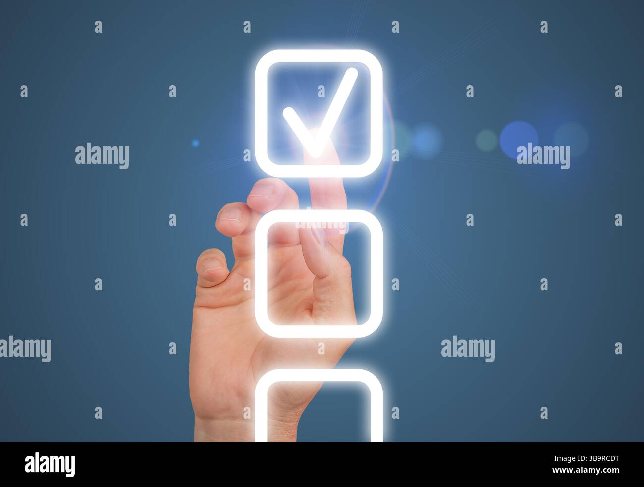 Ein leuchtendes Häkchen auf einer digitalen Checkliste, das den Abschluss und den Erfolg symbolisiert. Die Hand wählt die Aufgabe auf dem Touchscreen aus und stellt so die Entscheidung-mA dar Stockfoto