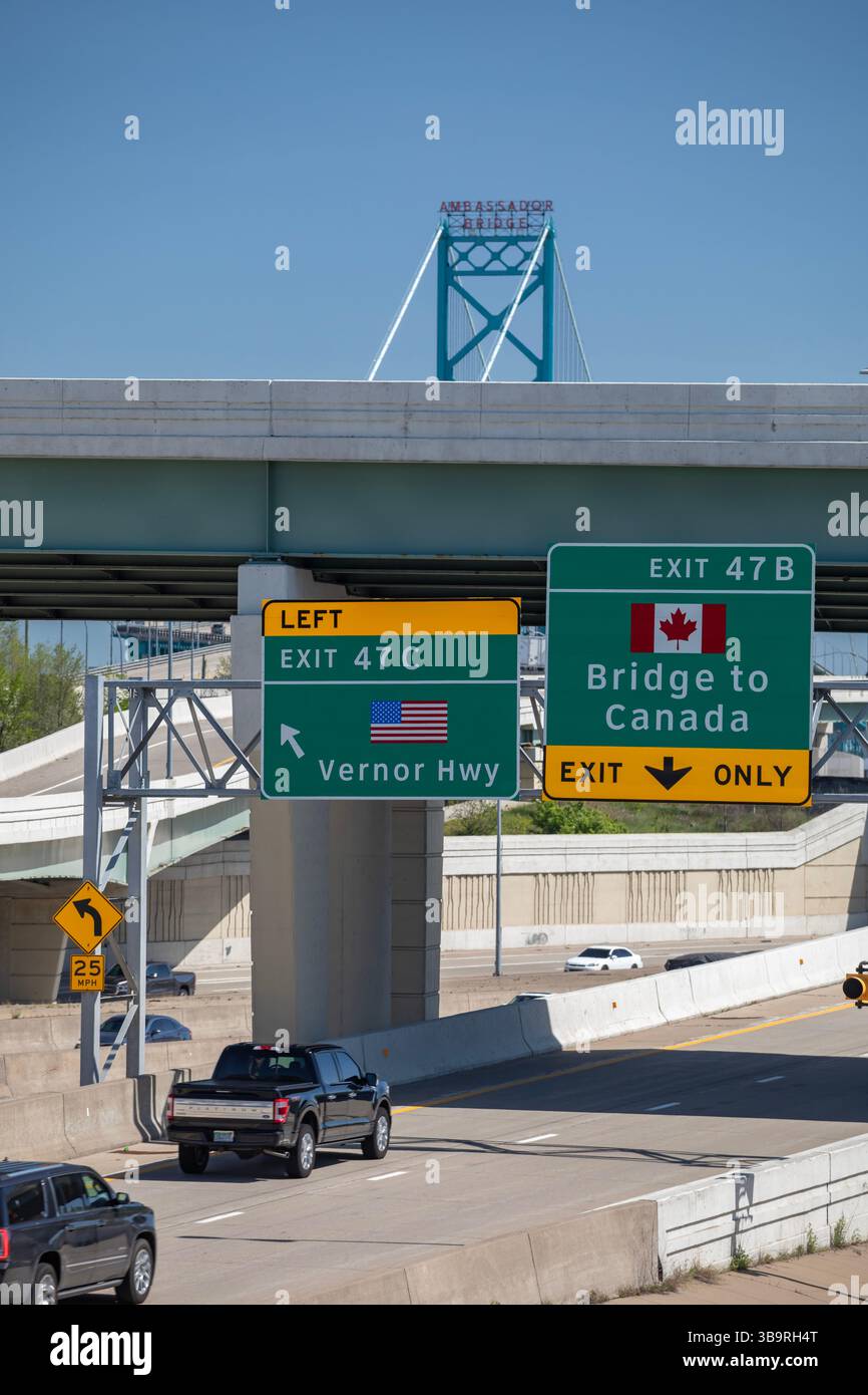 Detroit, Usa. Mai 2025. Detroit, Michigan - Dutzende von Einwanderern wurden verhaftet, nachdem sie auf der internationalen Brücke nach Kanada die falsche Spur eingeschlagen hatten. Das Michigan Immigrant Rights Center sagt, dass 90 % der 213 Einwanderer, die in den ersten zwei Monaten der Trump-Regierung an der Brücke verhaftet wurden, Fahrer waren, die auf der falschen Fahrspur landen. Mindestens einer wurde nach El Salvador deportiert. Quelle: Jim West/Alamy Live News Stockfoto