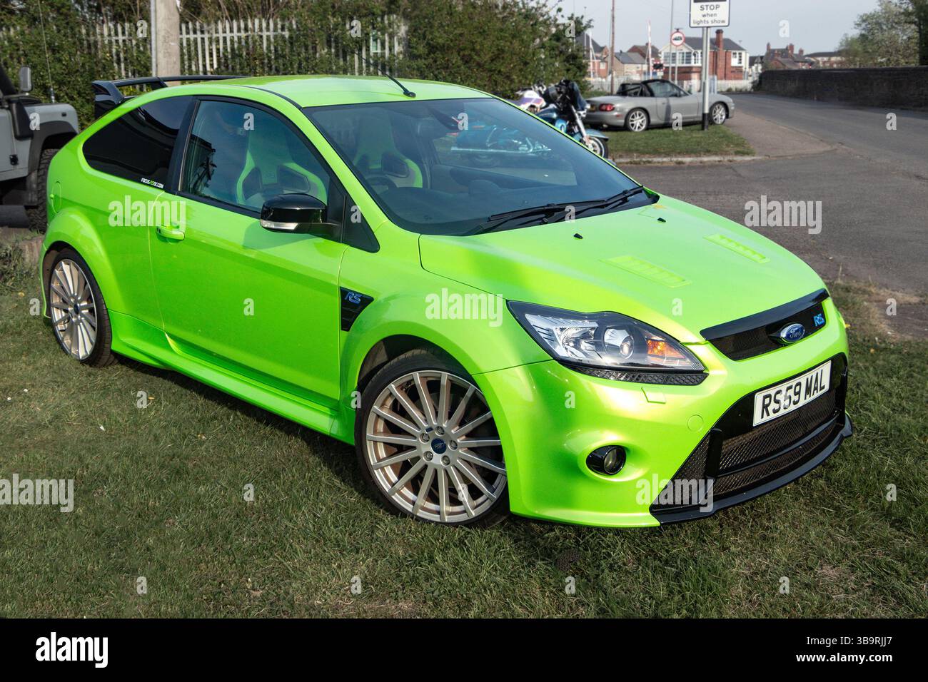 Vorderansicht des linksgrünen Ford Focus RS Stockfoto