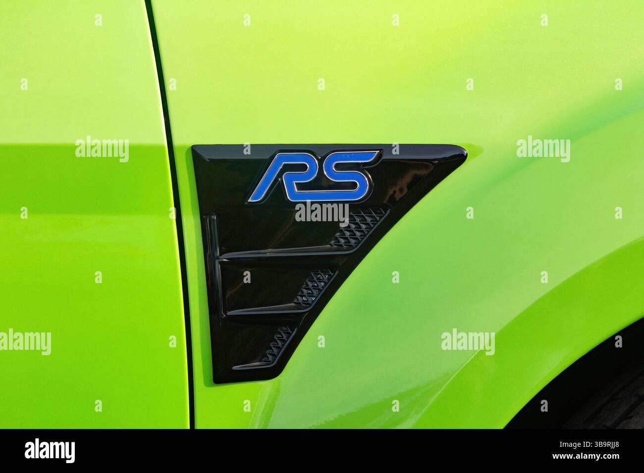 Detail des RS-Emblems an der Seite des hellgrünen Ford Focus RS-Fahrzeugs Stockfoto