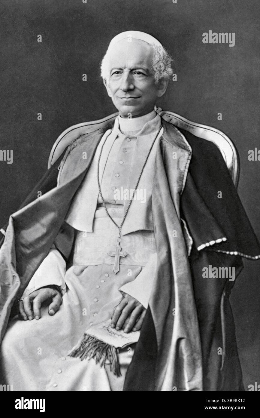 Papst Leo XIII. (* 2. März 1810 als Gioacchino Vincenzo Raffaele Luigi Pecci; 20. Juli 1903) war vom 20. Februar 1878 bis zu seinem Tod im Juli 1903 Leiter der katholischen Kirche. Er hatte die viertlängste Herrschaft eines jeden Papstes. Er ist bekannt für seinen Intellektualismus und seine Versuche, die Position der katholischen Kirche in Bezug auf das moderne Denken zu definieren. In seiner berühmten Enzyklika Rerum novarum aus dem Jahr 1891 stellte Papst Leo die Rechte der Arbeiter auf fairen Lohn, sichere Arbeitsbedingungen und die Bildung von Gewerkschaften dar. Stockfoto