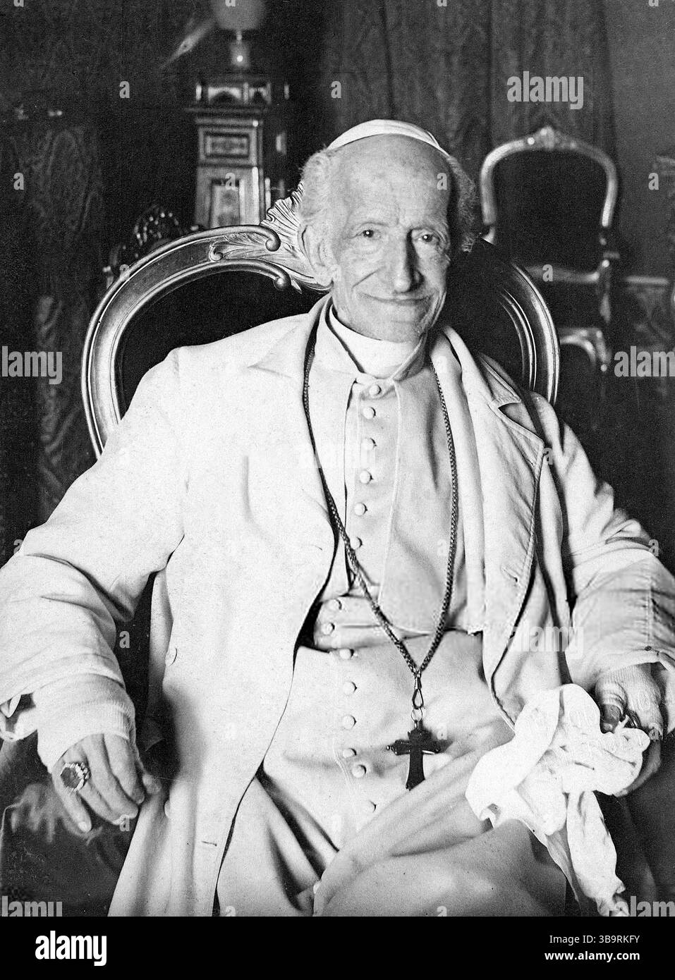 Papst Leo XIII. (* 2. März 1810 als Gioacchino Vincenzo Raffaele Luigi Pecci; 20. Juli 1903) war vom 20. Februar 1878 bis zu seinem Tod im Juli 1903 Leiter der katholischen Kirche. Er hatte die viertlängste Herrschaft eines jeden Papstes. Er ist bekannt für seinen Intellektualismus und seine Versuche, die Position der katholischen Kirche in Bezug auf das moderne Denken zu definieren. In seiner berühmten Enzyklika Rerum novarum aus dem Jahr 1891 stellte Papst Leo die Rechte der Arbeiter auf fairen Lohn, sichere Arbeitsbedingungen und die Bildung von Gewerkschaften dar. Stockfoto