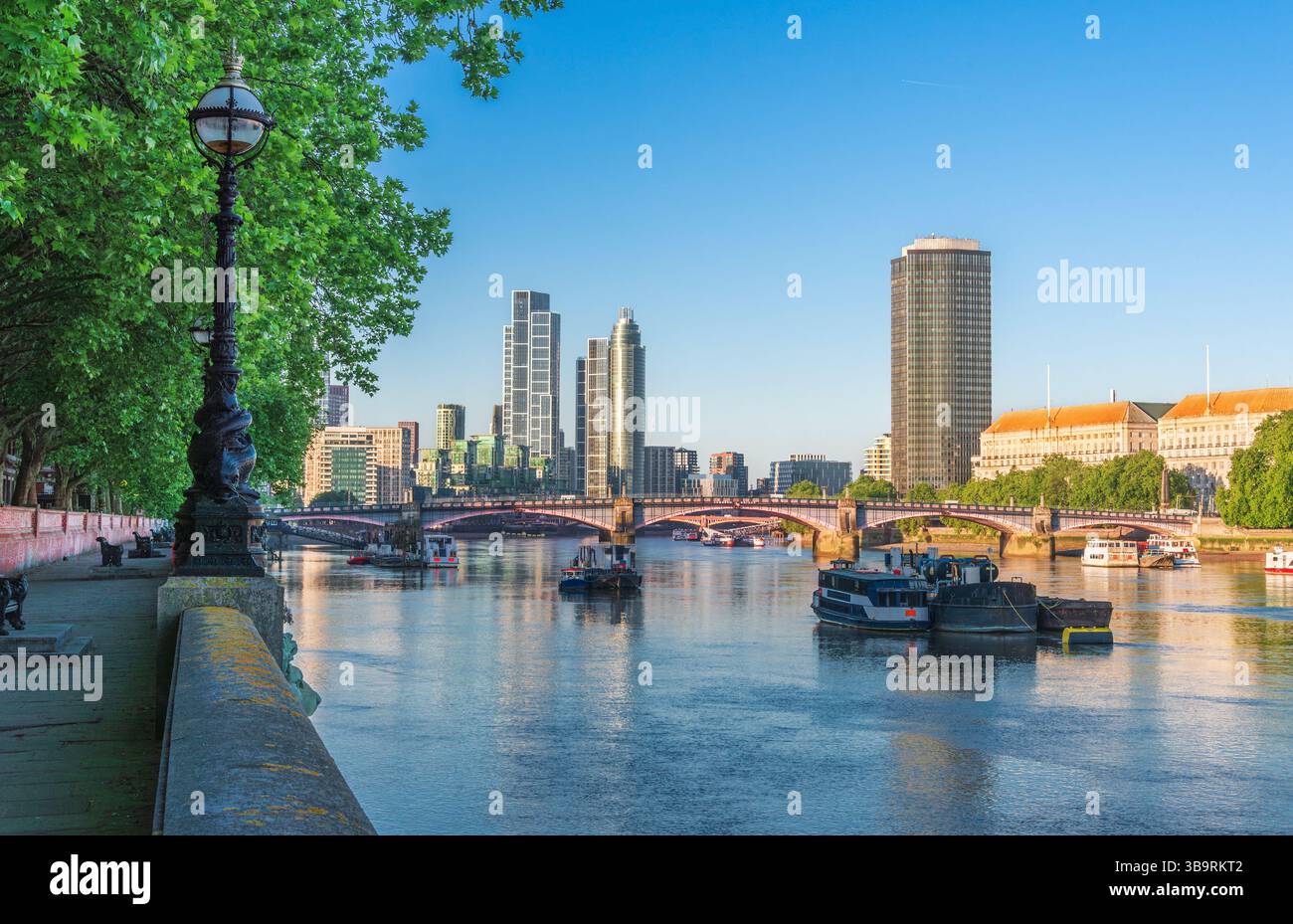 Moderne Londoner Skyline entlang der Themse mit Vauxhall Bridge, Grün am Fluss und markanten Wolkenkratzern an einem klaren Sommermorgen Stockfoto