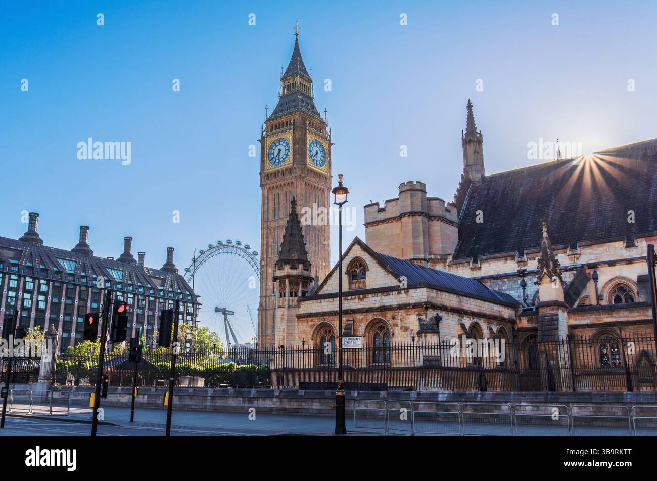 Die Morgensonne beleuchtet den berühmten Big Ben und die Westminster Abbey und fängt das Wesen der historischen Architektur und der pulsierenden Stadtlandschaft Londons ein. Stockfoto