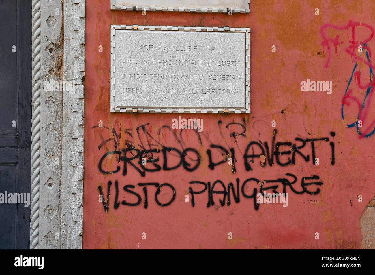 Schild des Hauptsitzes der Finanzbehörde in Campo Sant'Angelo mit einem Graffiti, auf dem steht: "Ich glaube, ich habe dich weinen gesehen", Venedig, Venetien, Italien Stockfoto