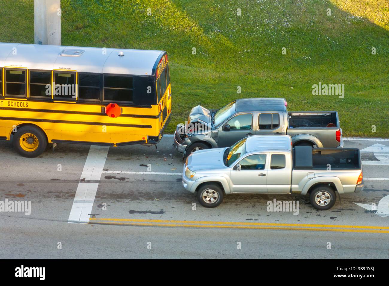 Verkehrsunfall auf der amerikanischen Straße in Florida. Ersthelfer helfen Opfern von Schulbus- und Autounfällen auf der Straße in den USA. Luftaufnahme des Notfalls Stockfoto