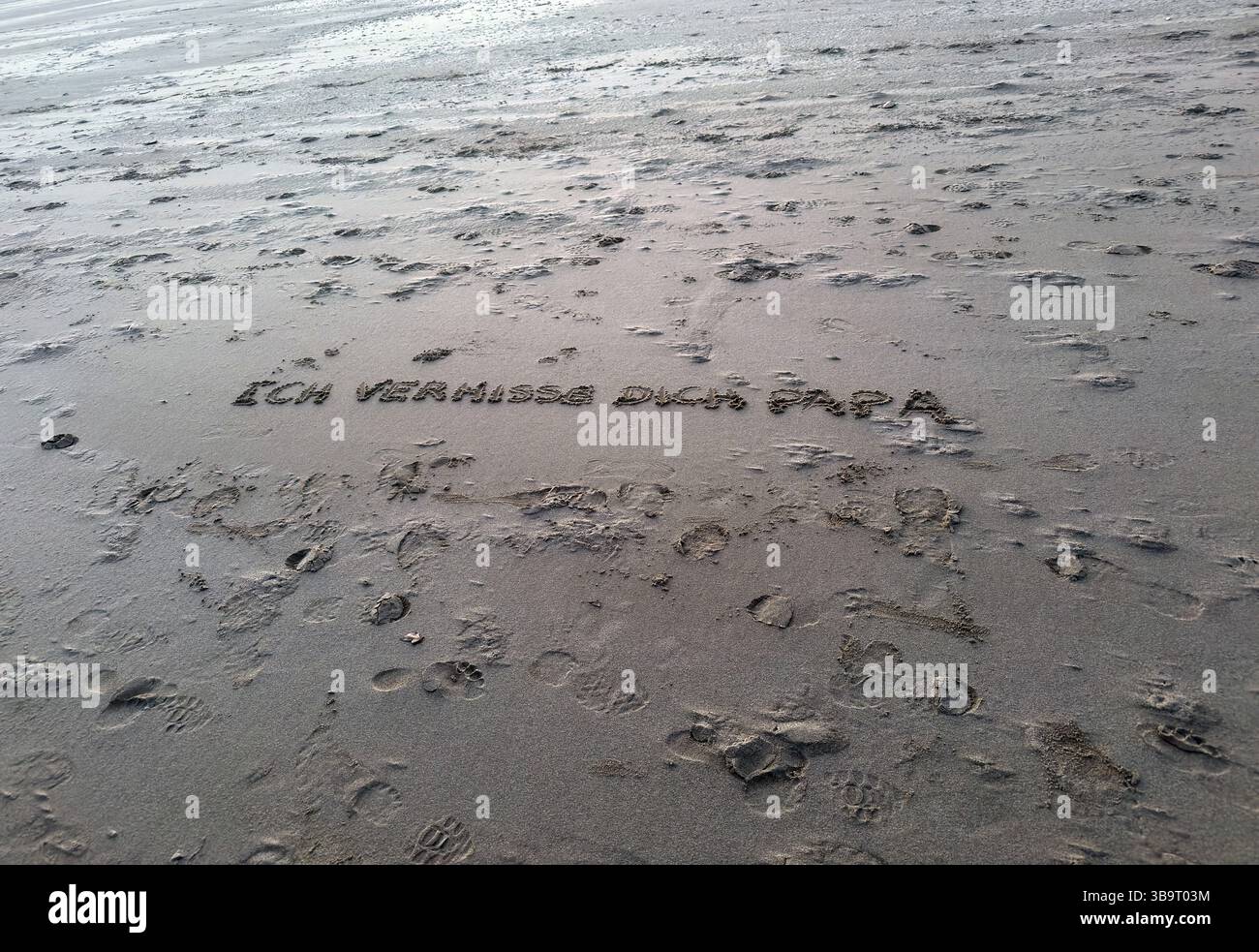 Briefe am Strand im Sand mit mir vermisse dich Dad Stockfoto