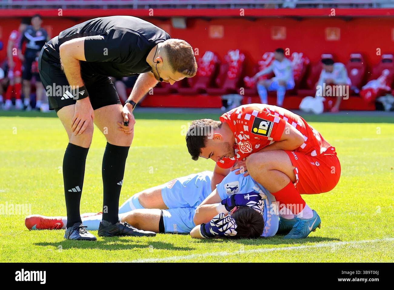 Mainz, Deutschland. Mai 2025. Mainz, Deutschland 10. Mai 2025: Regionalliga Südwest - 2024/2025 - 1. FSV Mainz 05 II vs. Stuttgarter Kickers im Bild: Schiedsrichter Fabian Reuter (Deutschland) und Eniss Shabani (Mainz) kümmern sich um den verletzt am Boden liegenden Torwart Maximilian Kinzig (Mainz). Quelle: dpa/Alamy Live News Stockfoto