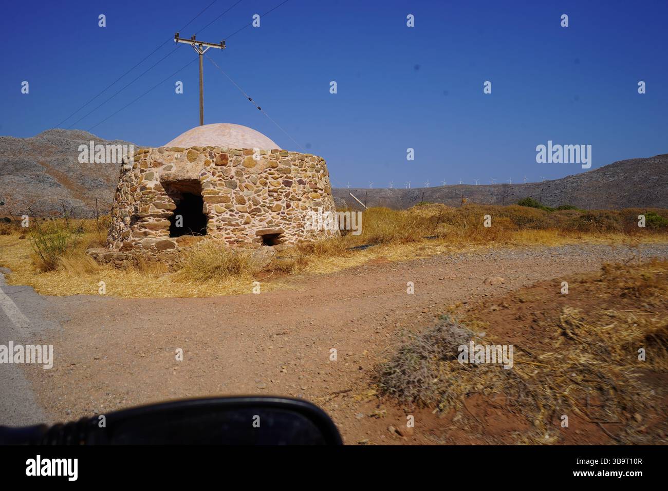 Ein traditioneller Holzkohleofen aus Stein, der für die Produktion von Holzkohle durch kontrollierte Holzfeuerungsstände in einer abgelegenen Ricaleinstellung verwendet wird Stockfoto