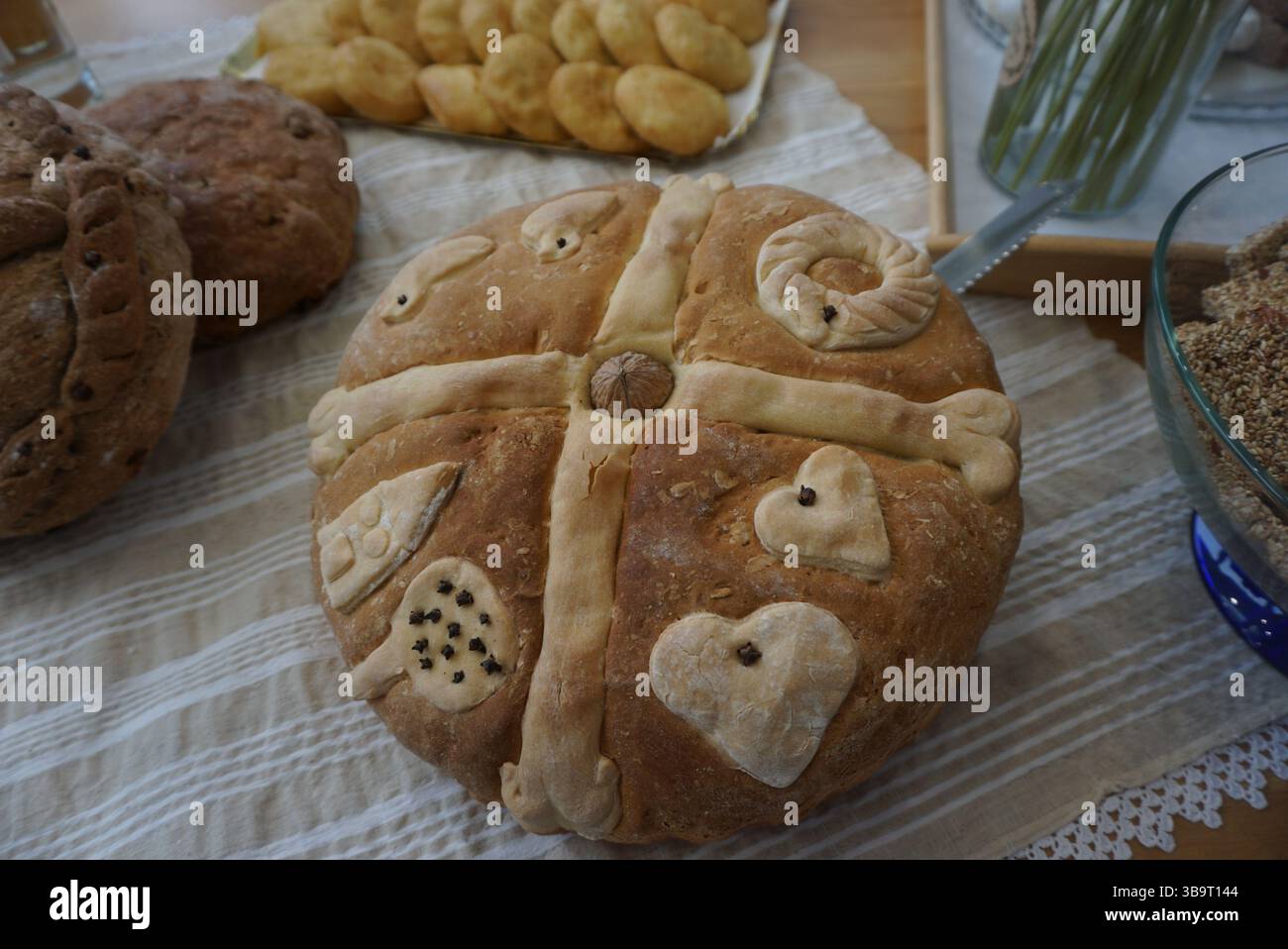 Christopsomo, ein traditionelles griechisches Weihnachtsbrot zu Ehren Christi, verziert mit symbolischen Teigformen wie Kreuzen, Herzen und Spiralen Stockfoto