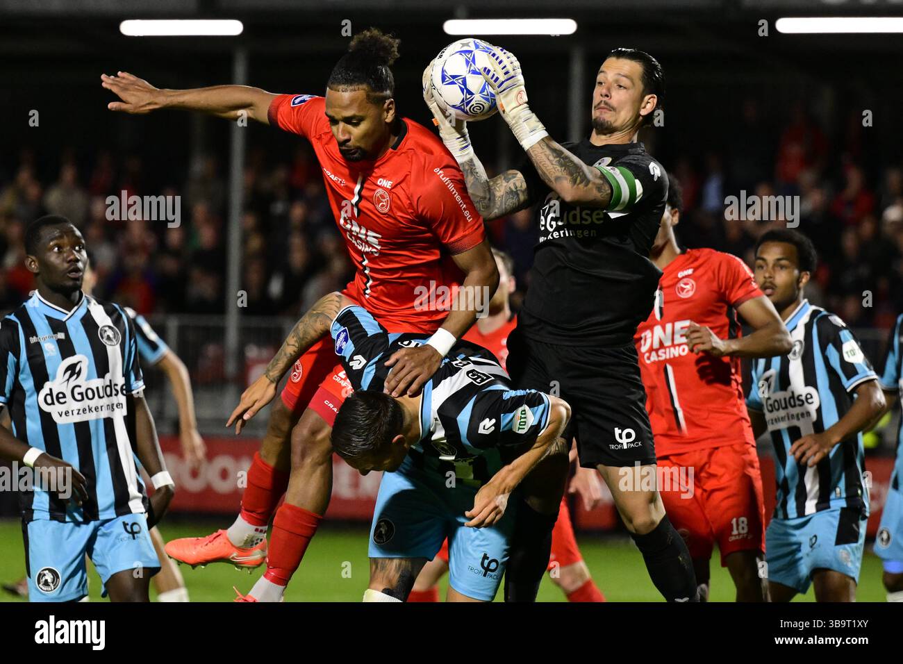 ALMERE - Marvin Martins von Almere City FC, Mike Eerdhuijzen von Sparta, Sparta Torhüter Nick Oly von Sparta während des niederländischen Eredivisie-Spiels zwischen Almere City FC und Sparta Rotterdam im Almere City FC Stadium am 10. Mai 2025 in Almere, Niederlande. ANP OLAF RISS Stockfoto