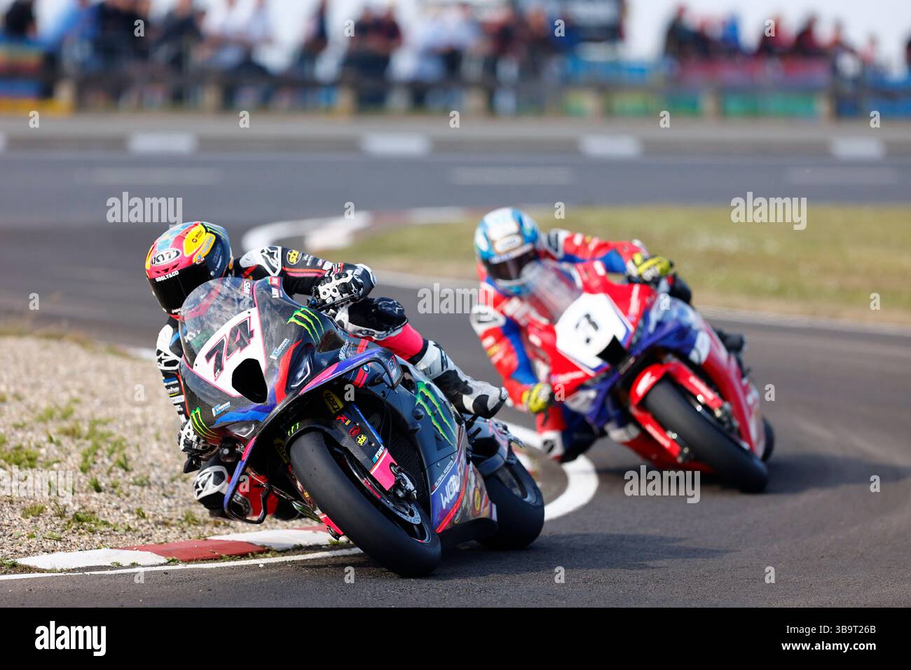 Portrush, Antrim, Nordirland. 10. Mai 2025; Briggs EquipmentNorth West 200 Motorcycle Race, Portrush, Antrim, Nordirland; North West 200 Race Day; Davey Todd (8Ten Racing Motorrad BMW) führte Dean Harrison (Honda Racing UK) und Alastair Seeley (SMS/Nicholl Oils BMW) in die letzte Runde, als das Rennen rot markiert wurde. Todd wurde zum Sieger des Feature Nordwest 200-Rennens erklärt. Beschreibung: Action Plus Sports Images/Alamy Live News Stockfoto