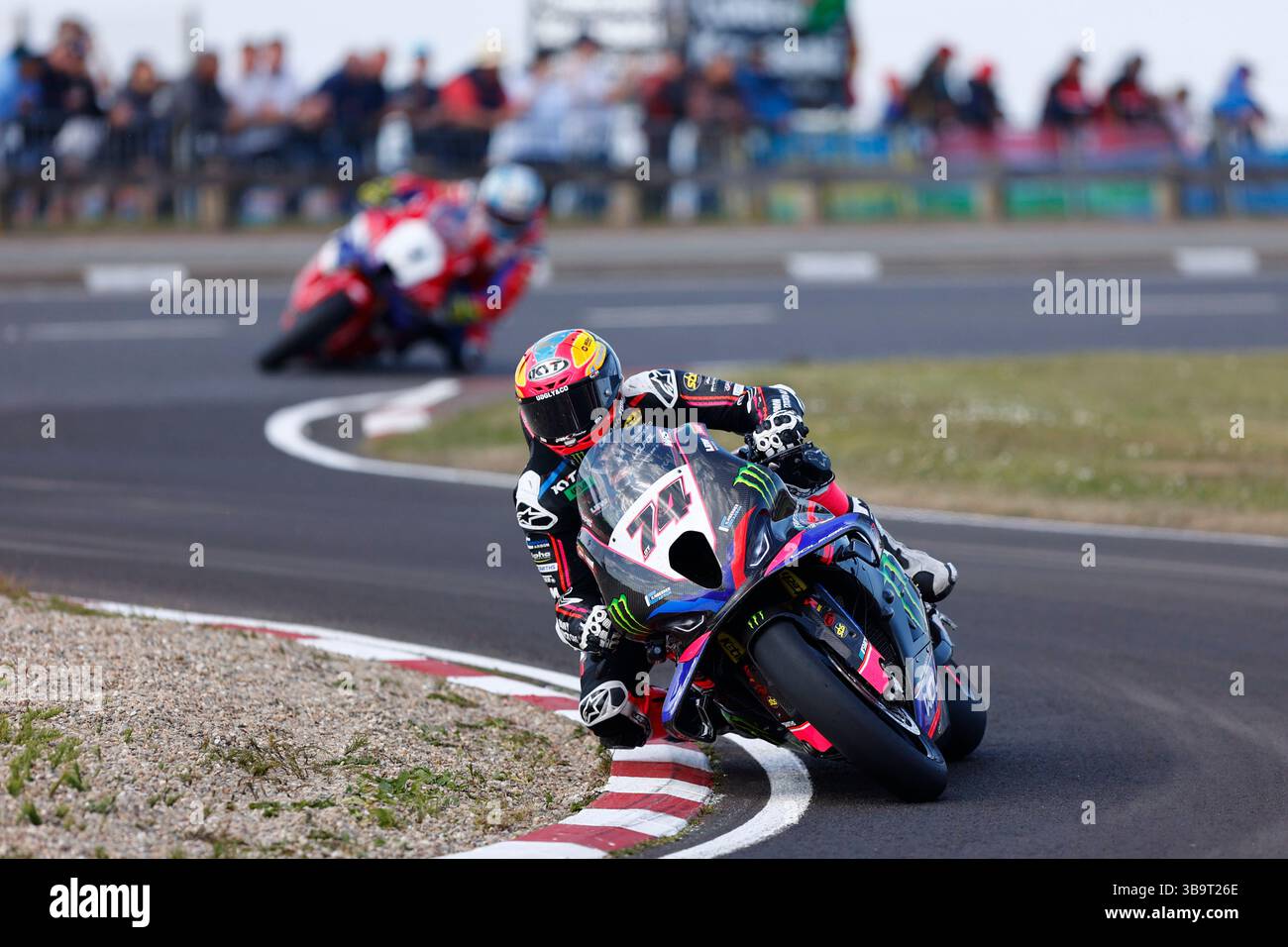 Portrush, Antrim, Nordirland. 10. Mai 2025; Briggs EquipmentNorth West 200 Motorcycle Race, Portrush, Antrim, Nordirland; North West 200 Race Day; Davey Todd (8Ten Racing Motorrad BMW) führte Dean Harrison (Honda Racing UK) und Alastair Seeley (SMS/Nicholl Oils BMW) in die letzte Runde, als das Rennen rot markiert wurde. Todd wurde zum Sieger des Feature Nordwest 200-Rennens erklärt. Beschreibung: Action Plus Sports Images/Alamy Live News Stockfoto