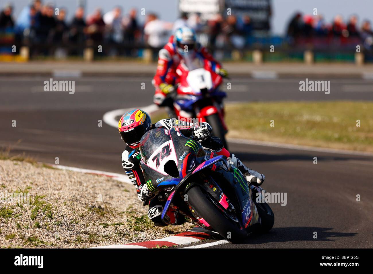 Portrush, Antrim, Nordirland. 10. Mai 2025; Briggs EquipmentNorth West 200 Motorcycle Race, Portrush, Antrim, Nordirland; North West 200 Race Day; Davey Todd (8Ten Racing Motorrad BMW) führte Dean Harrison (Honda Racing UK) und Alastair Seeley (SMS/Nicholl Oils BMW) in die letzte Runde, als das Rennen rot markiert wurde. Todd wurde zum Sieger des Feature Nordwest 200-Rennens erklärt. Beschreibung: Action Plus Sports Images/Alamy Live News Stockfoto