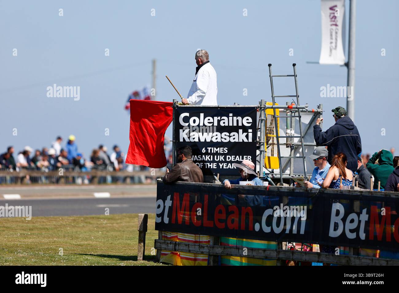 Portrush, Antrim, Nordirland. 10. Mai 2025; Briggs EquipmentNorth West 200 Motorcycle Race, Portrush, Antrim, Nordirland; North West 200 Race Day; das Feature Superbike-Rennen wurde mit Davey Todd (8Ten Racing Motorrad BMW) unter Führung von Dean Harrison (Honda Racing UK) auf rote Flagge gesetzt. Da 5 Runden zurückgelegt wurden, wurde das Rennergebnis erklärt. Beschreibung: Action Plus Sports Images/Alamy Live News Stockfoto