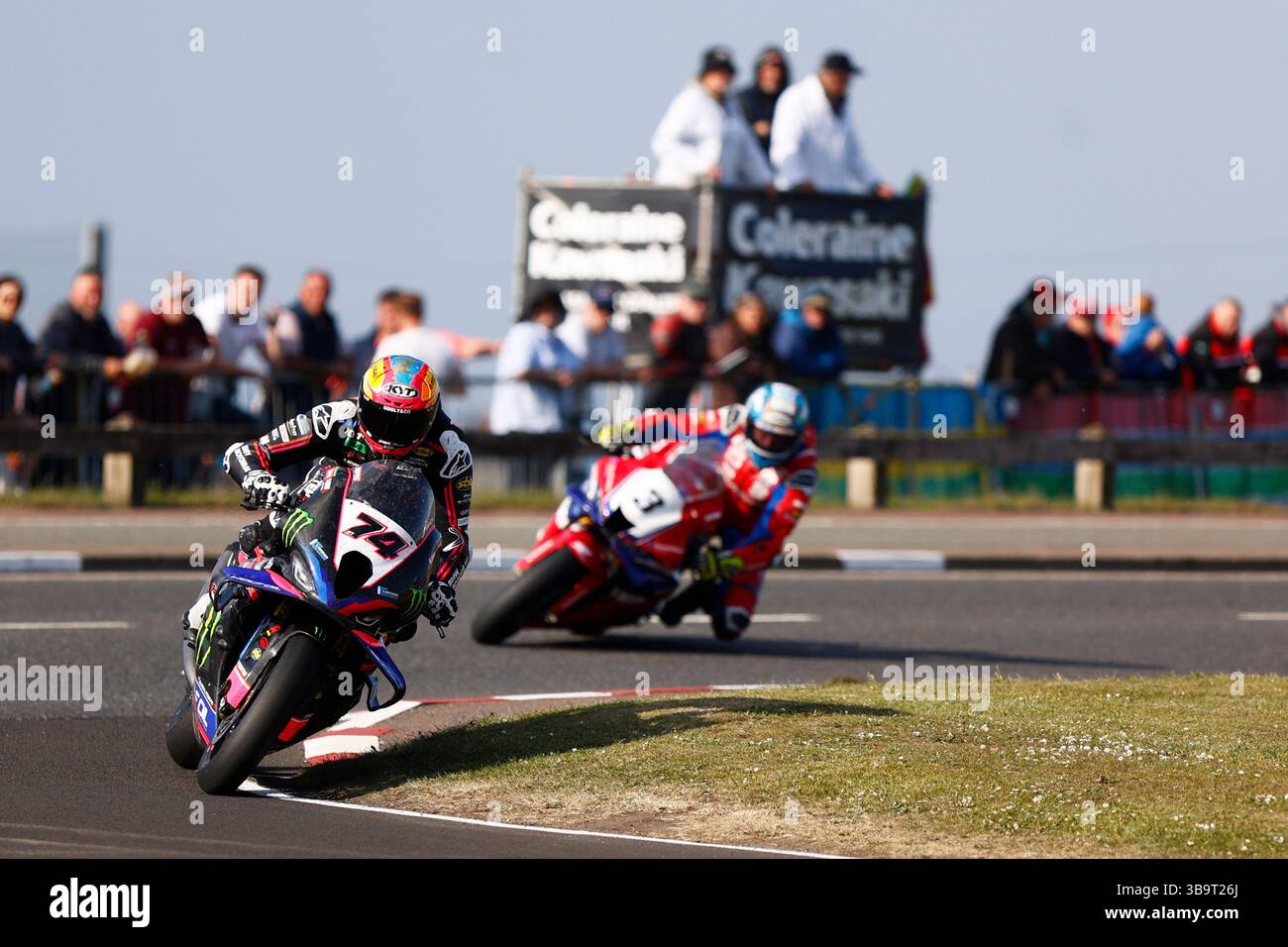 Portrush, Antrim, Nordirland. 10. Mai 2025; Briggs EquipmentNorth West 200 Motorcycle Race, Portrush, Antrim, Nordirland; North West 200 Race Day; Davey Todd (8Ten Racing Motorrad BMW) führte Dean Harrison (Honda Racing UK) und Alastair Seeley (SMS/Nicholl Oils BMW) in die letzte Runde, als das Rennen rot markiert wurde. Todd wurde zum Sieger des Feature Nordwest 200-Rennens erklärt. Beschreibung: Action Plus Sports Images/Alamy Live News Stockfoto