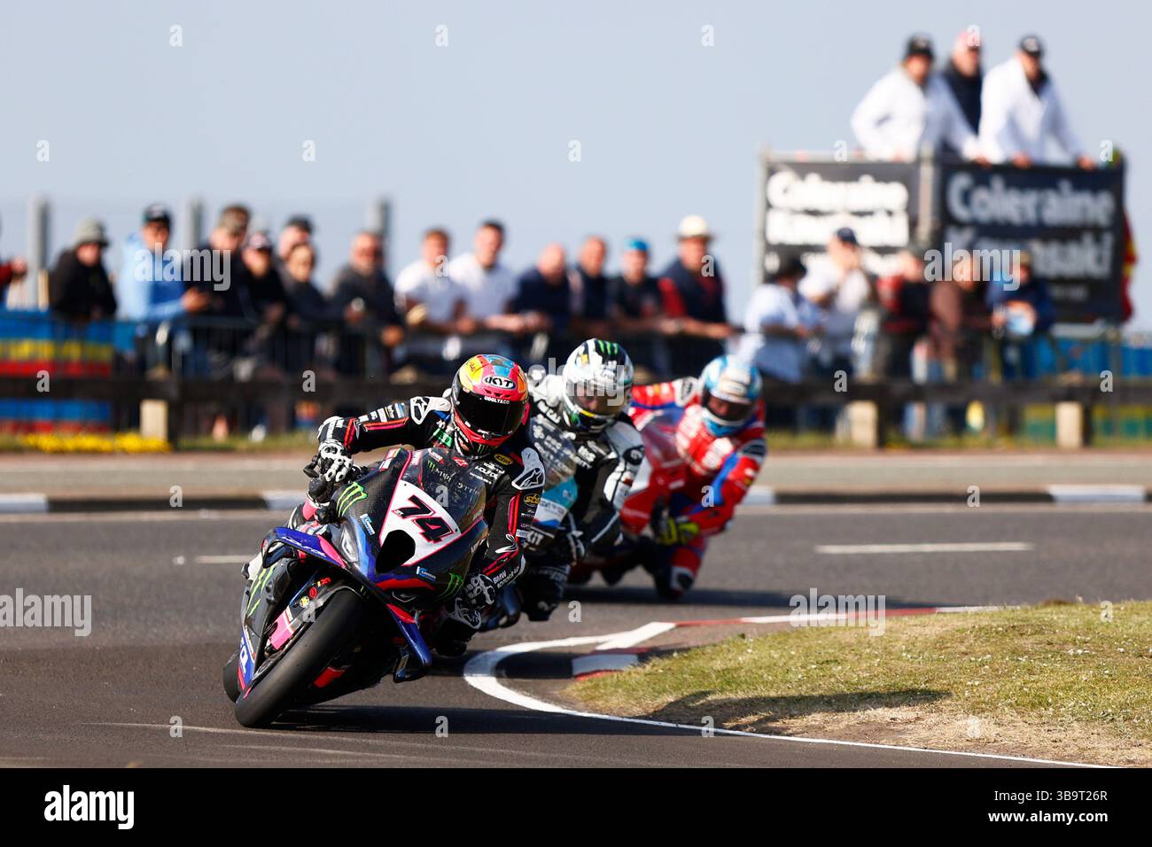 Portrush, Antrim, Nordirland. 10. Mai 2025; Briggs EquipmentNorth West 200 Motorcycle Race, Portrush, Antrim, Nordirland; North West 200 Race Day; Michael Dunlop (MD Racing BMW) war bis zu dem zweiten Platz hinter Davey Todd (8Ten Racing Motorrad BMW) und vor Dean Harrison (Honda Racing UK), als er seine Maschine mit mechanischen Problemen zurückzog Credit: Action Plus Sports Images/Alamy Live News Stockfoto