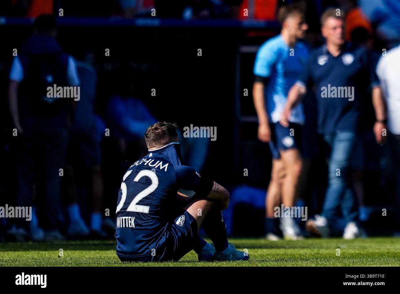 Bochum, Deutschland. Mai 2025. BOCHUM, 10. MAI: Maximilian Wittek vom VfL Bochum sieht nach dem Bundesliga-Spiel zwischen dem VfL Bochum 1848 und dem 1. MAI niedergeschlagen aus. FSV Mainz 05 im Vonovia Ruhrstadion am 10. Mai 2025 in Bochum. (Foto: Rene Nijhuis/MB Media) Credit: MB Media Solutions/Alamy Live News Stockfoto